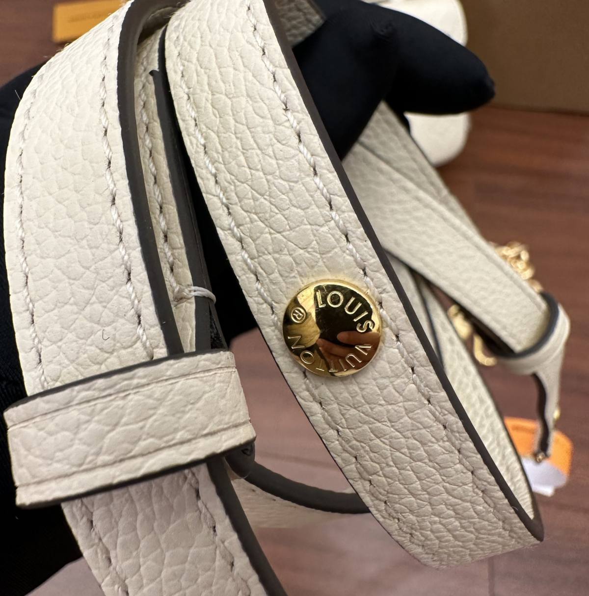 Ellebag’s Expert Replication: Louis Vuitton POCHETTE MÉTIS Metis EAST WEST Handbag (M22942) in White-ร้านค้าออนไลน์กระเป๋า Louis Vuitton ปลอมคุณภาพดีที่สุด, กระเป๋าออกแบบจำลอง ru