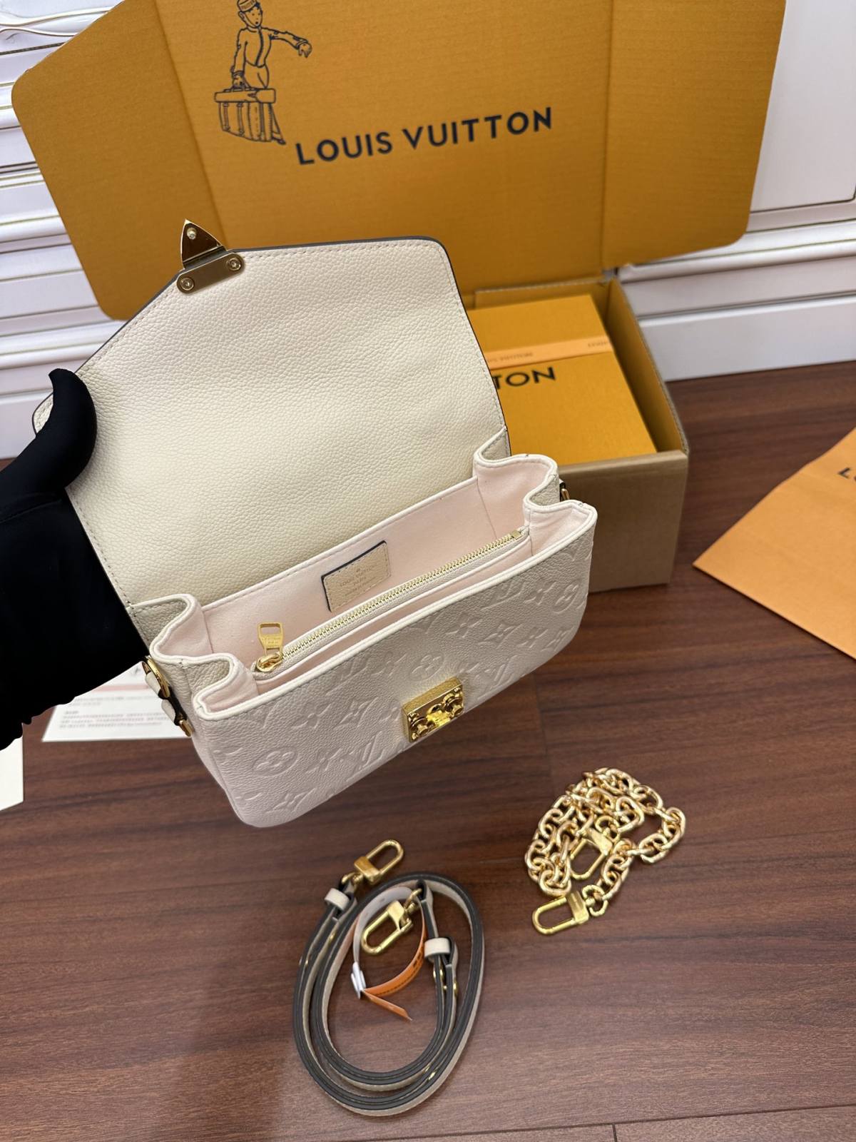 Ellebag’s Expert Replication: Louis Vuitton POCHETTE MÉTIS Metis EAST WEST Handbag (M22942) in White-Duka la Mtandaoni la Begi Bandia ya Louis Vuitton ya Ubora, Begi la wabuni wa Replica ru