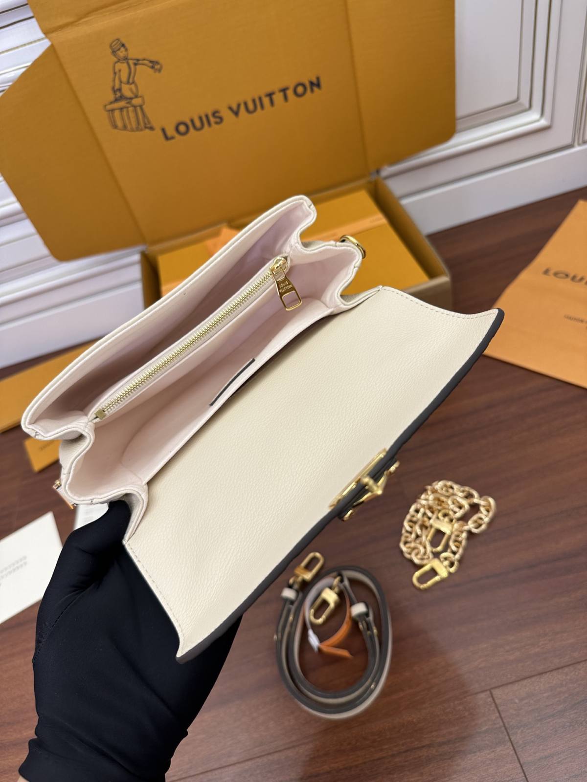 Ellebag’s Expert Replication: Louis Vuitton POCHETTE MÉTIS Metis EAST WEST Handbag (M22942) in White-Duka la Mtandaoni la Begi Bandia ya Louis Vuitton ya Ubora, Begi la wabuni wa Replica ru