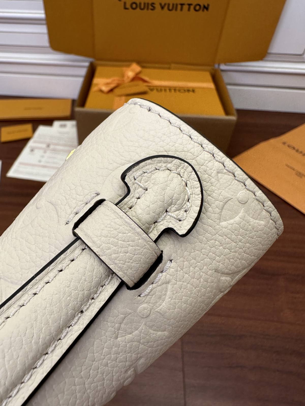 Ellebag’s Expert Replication: Louis Vuitton POCHETTE MÉTIS Metis EAST WEST Handbag (M22942) in White-Labing Maayo nga Kalidad nga Peke nga Louis Vuitton Bag Online Store, Replica designer bag ru