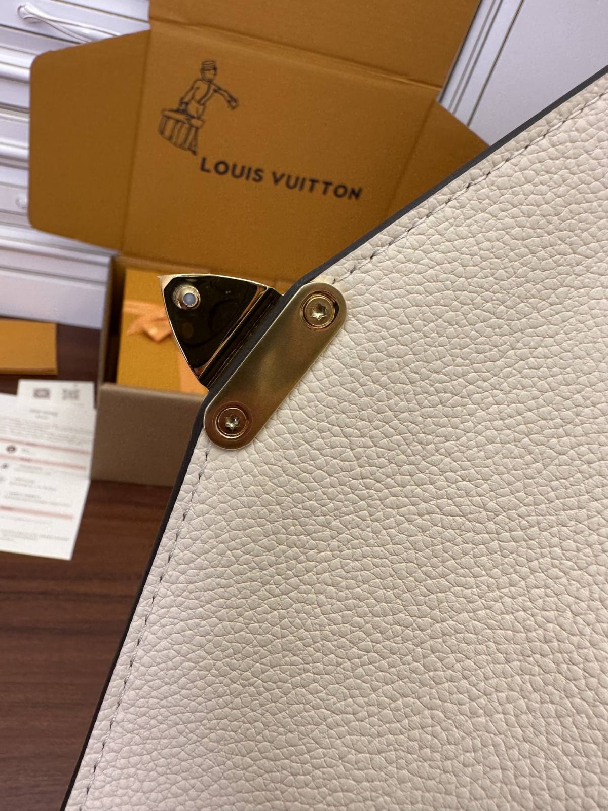 Ellebag’s Expert Replication: Louis Vuitton POCHETTE MÉTIS Metis EAST WEST Handbag (M22942) in White-Beste kwaliteit nep Louis Vuitton tas online winkel, replica designer tas ru