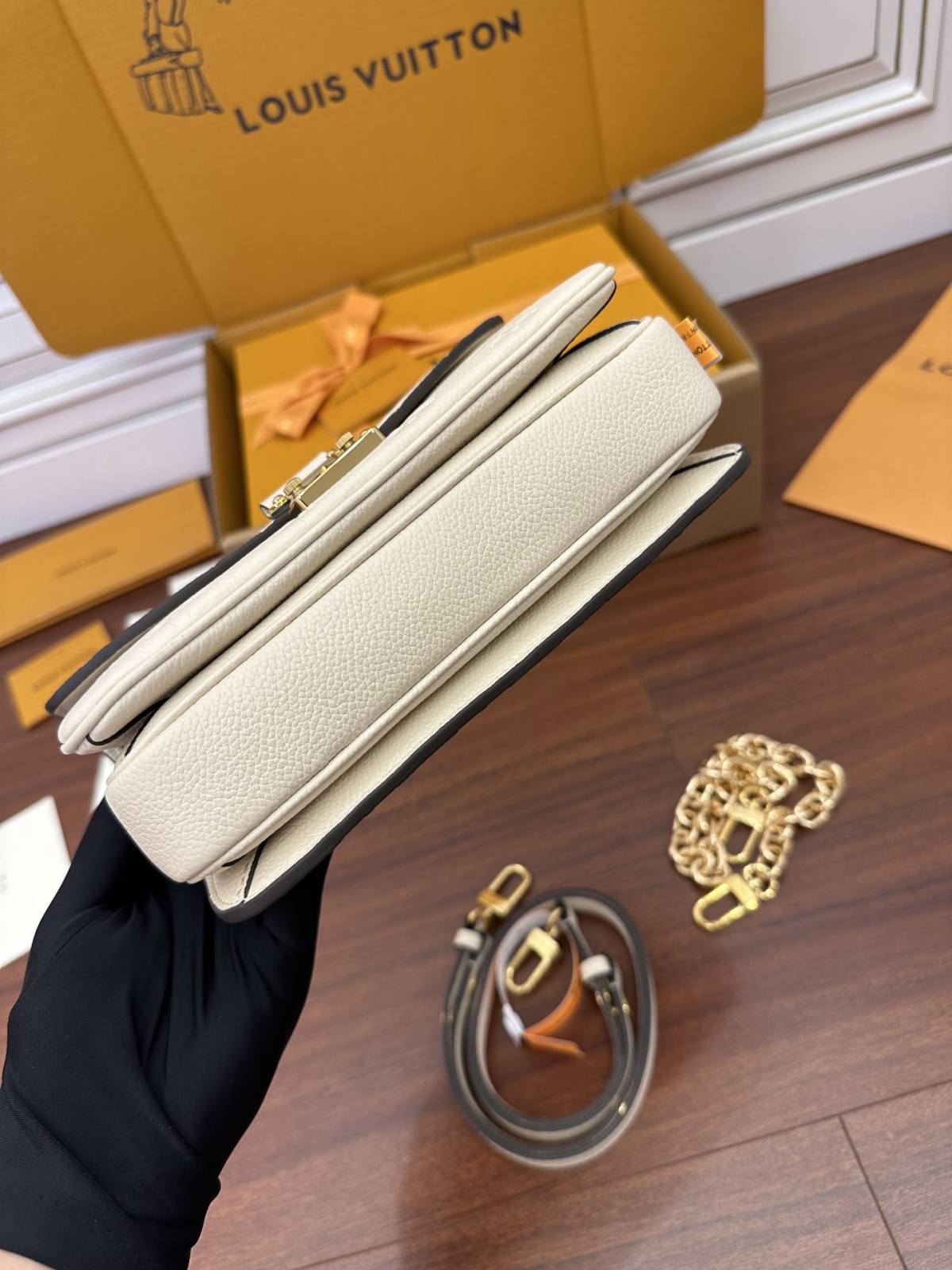 Ellebag’s Expert Replication: Louis Vuitton POCHETTE MÉTIS Metis EAST WEST Handbag (M22942) in White-最高品質の偽のルイヴィトンバッグオンラインストア、レプリカデザイナーバッグru