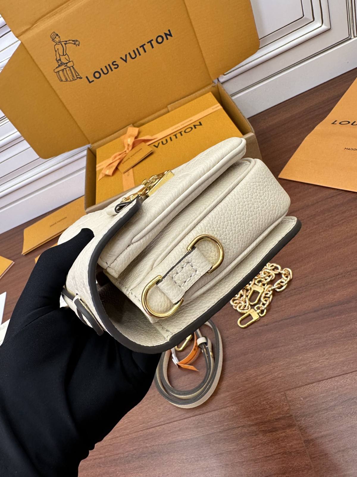 Ellebag’s Expert Replication: Louis Vuitton POCHETTE MÉTIS Metis EAST WEST Handbag (M22942) in White-最高品質の偽のルイヴィトンバッグオンラインストア、レプリカデザイナーバッグru