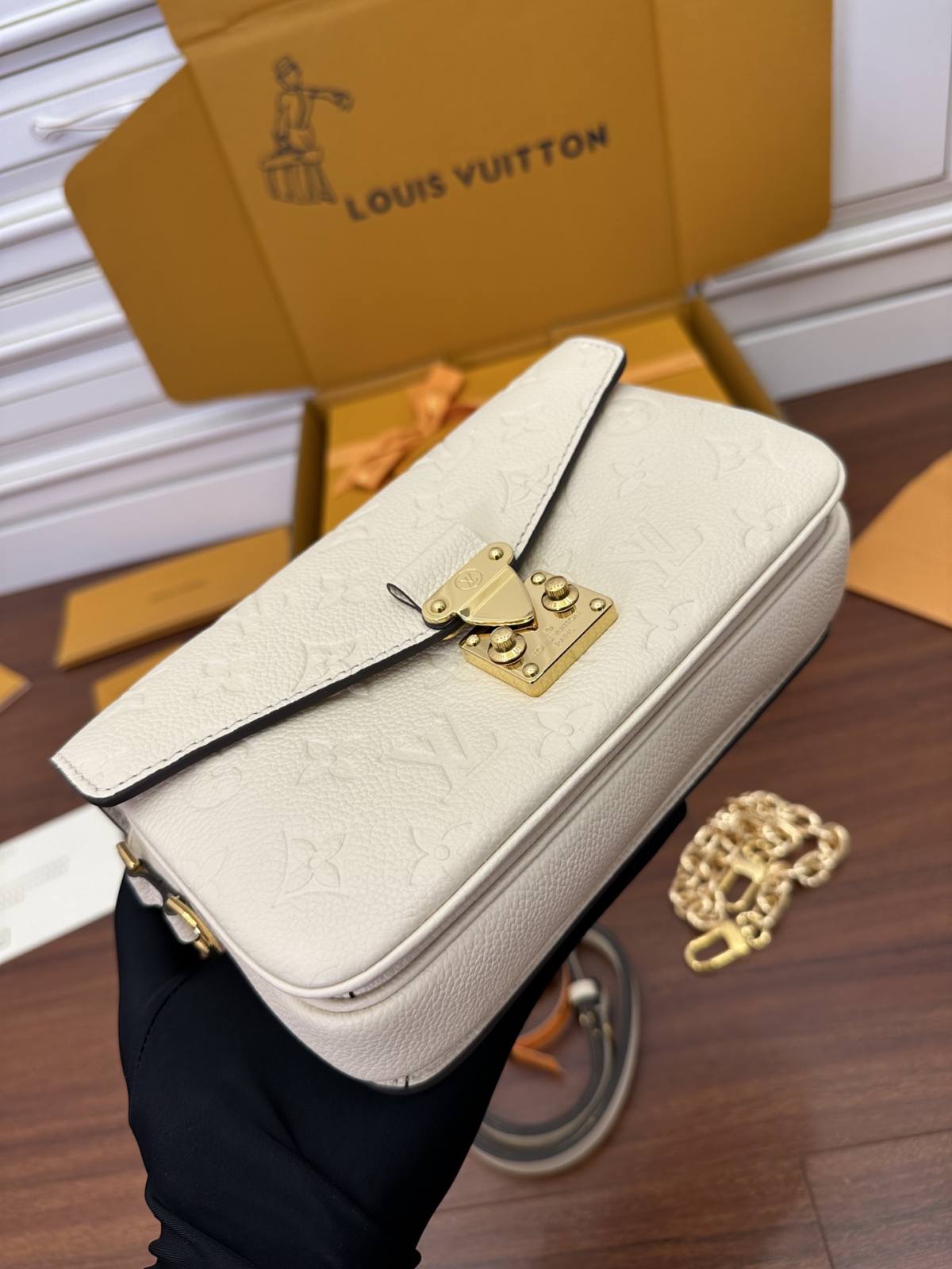 Ellebag’s Expert Replication: Louis Vuitton POCHETTE MÉTIS Metis EAST WEST Handbag (M22942) in White-Bästa kvalitet Fake Louis Vuitton Bag Online Store, Replica designer bag ru