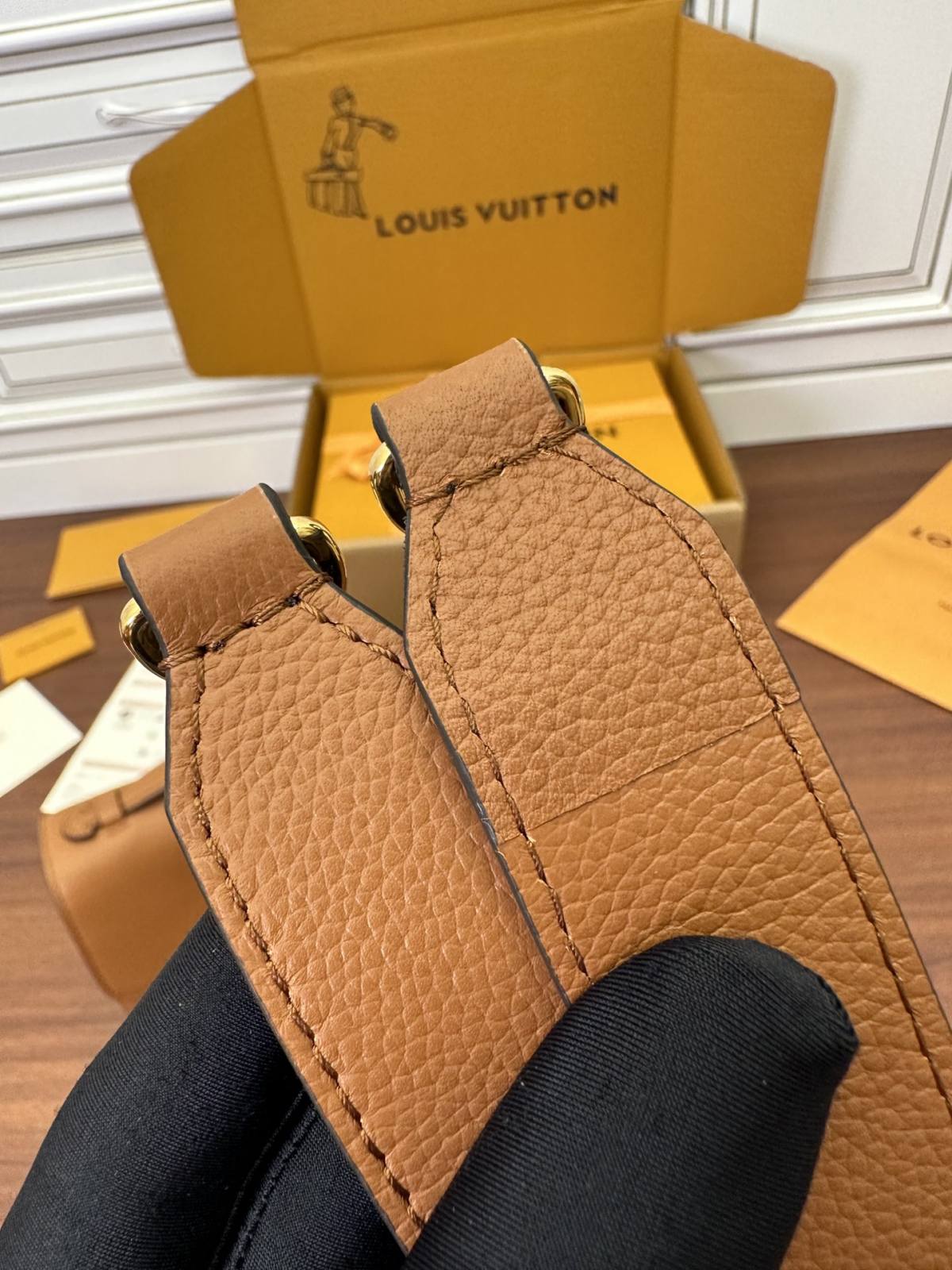 Ellebag’s Expert Replication: Louis Vuitton OXFORD Handbag (M22952) in Brown-بہترین معیار کا جعلی لوئس ووٹن بیگ آن لائن اسٹور، ریپلیکا ڈیزائنر بیگ آر یو