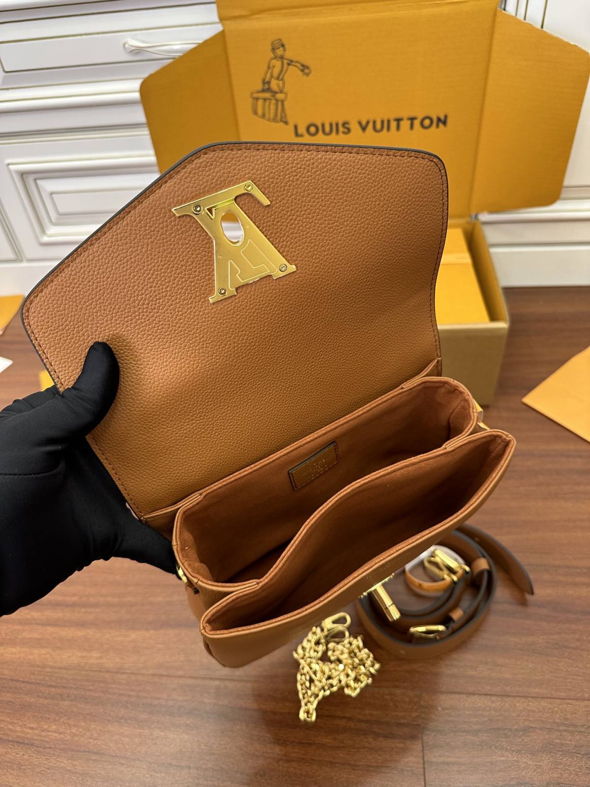 Ellebag’s Expert Replication: Louis Vuitton OXFORD Handbag (M22952) in Brown-Ti o dara ju Didara iro Louis Vuitton apo Online itaja, Ajọra onise apo ru