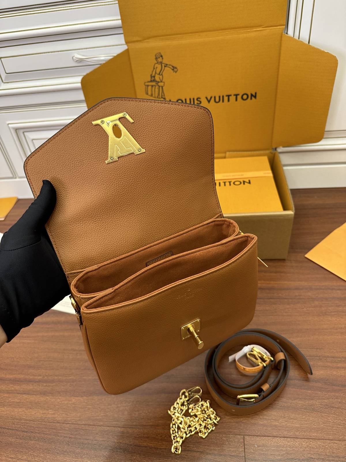 Ellebag’s Expert Replication: Louis Vuitton OXFORD Handbag (M22952) in Brown-Шилдэг чанарын хуурамч Louis Vuitton цүнх онлайн дэлгүүр, Replica дизайнер цүнх ru