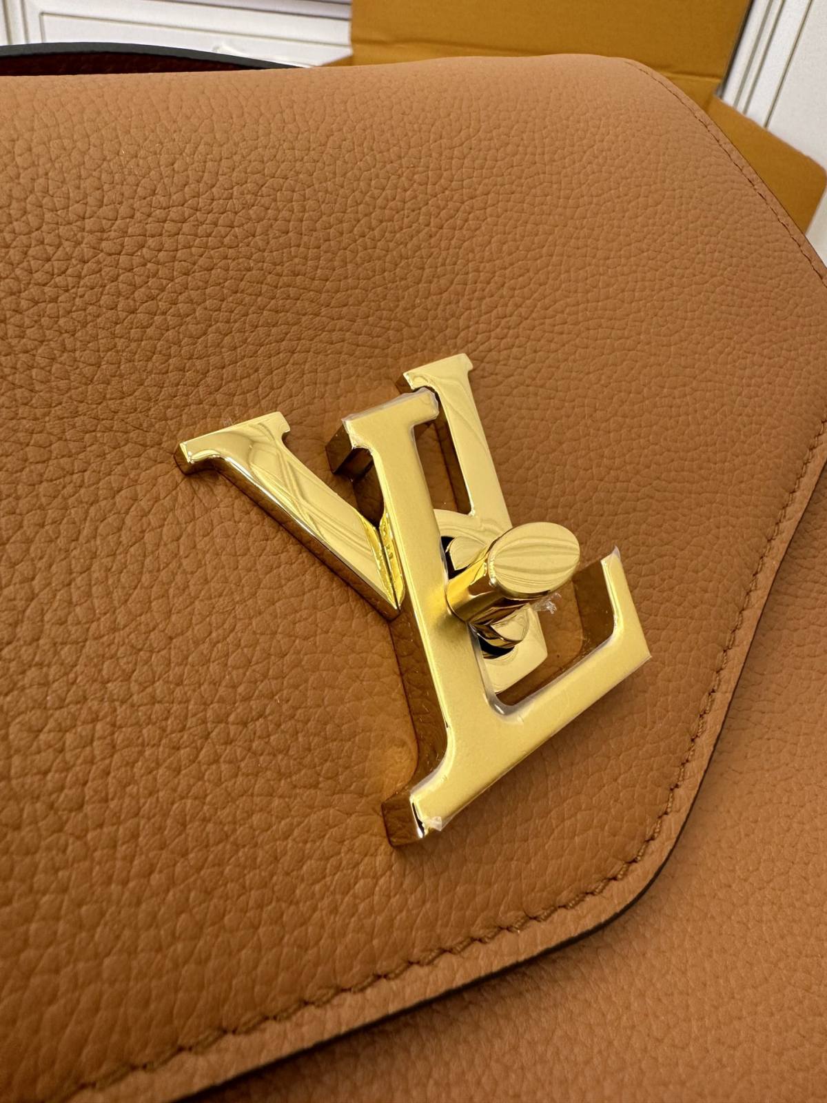 Ellebag’s Expert Replication: Louis Vuitton OXFORD Handbag (M22952) in Brown-Ti o dara ju Didara iro Louis Vuitton apo Online itaja, Ajọra onise apo ru