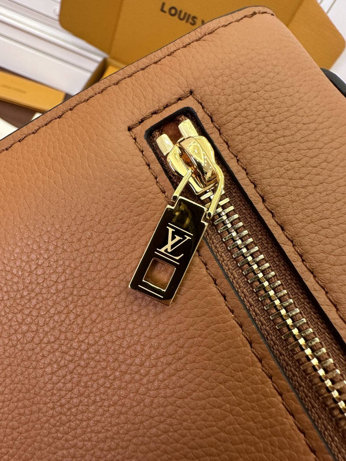 Ellebag’s Expert Replication: Louis Vuitton OXFORD Handbag (M22952) in Brown-بہترین معیار کا جعلی لوئس ووٹن بیگ آن لائن اسٹور، ریپلیکا ڈیزائنر بیگ آر یو