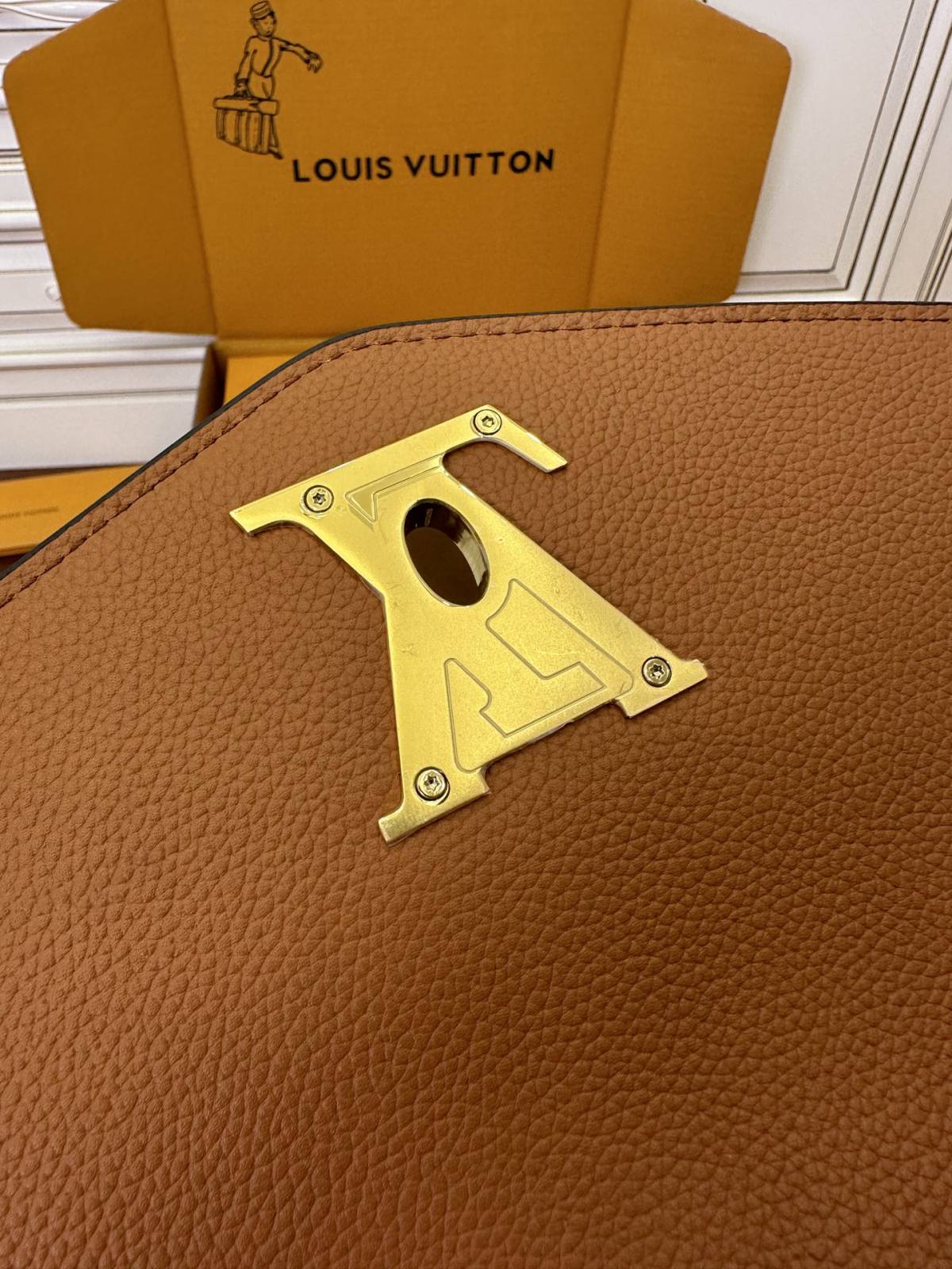 Ellebag’s Expert Replication: Louis Vuitton OXFORD Handbag (M22952) in Brown-L-Aħjar Kwalità Foloz Louis Vuitton Bag Online Store, Replica designer bag ru