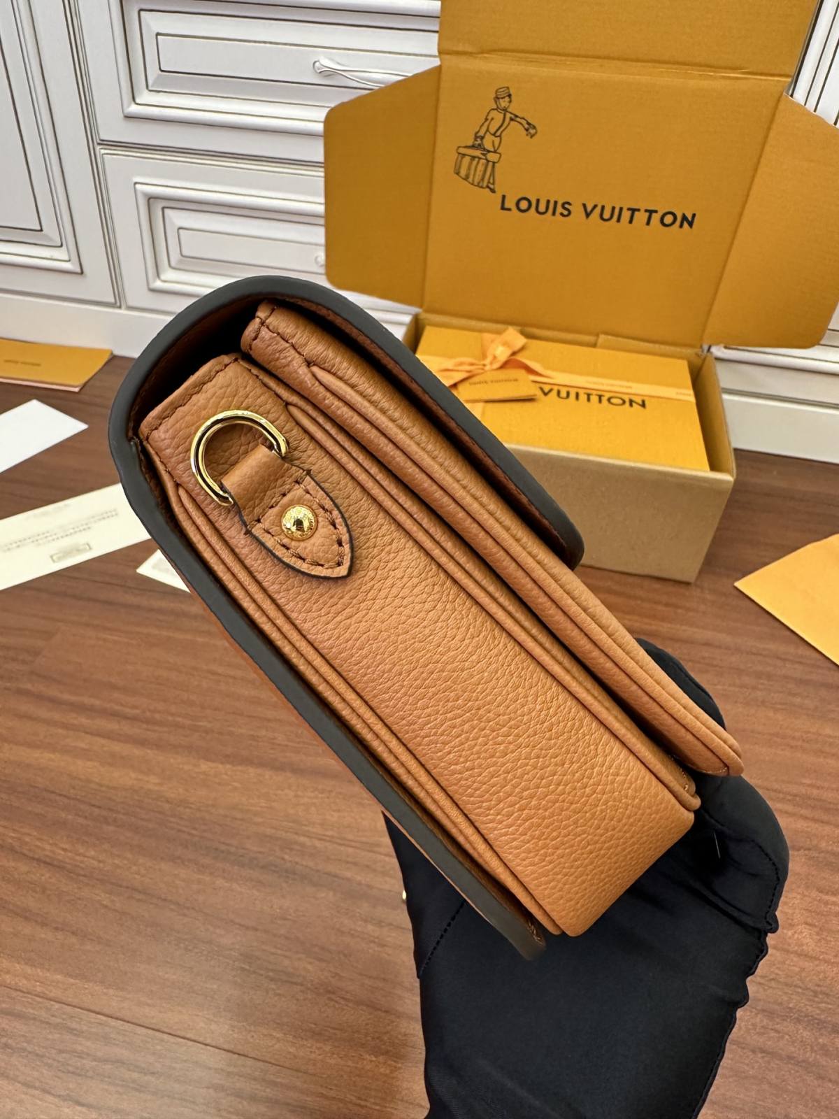 Ellebag’s Expert Replication: Louis Vuitton OXFORD Handbag (M22952) in Brown-L-Aħjar Kwalità Foloz Louis Vuitton Bag Online Store, Replica designer bag ru