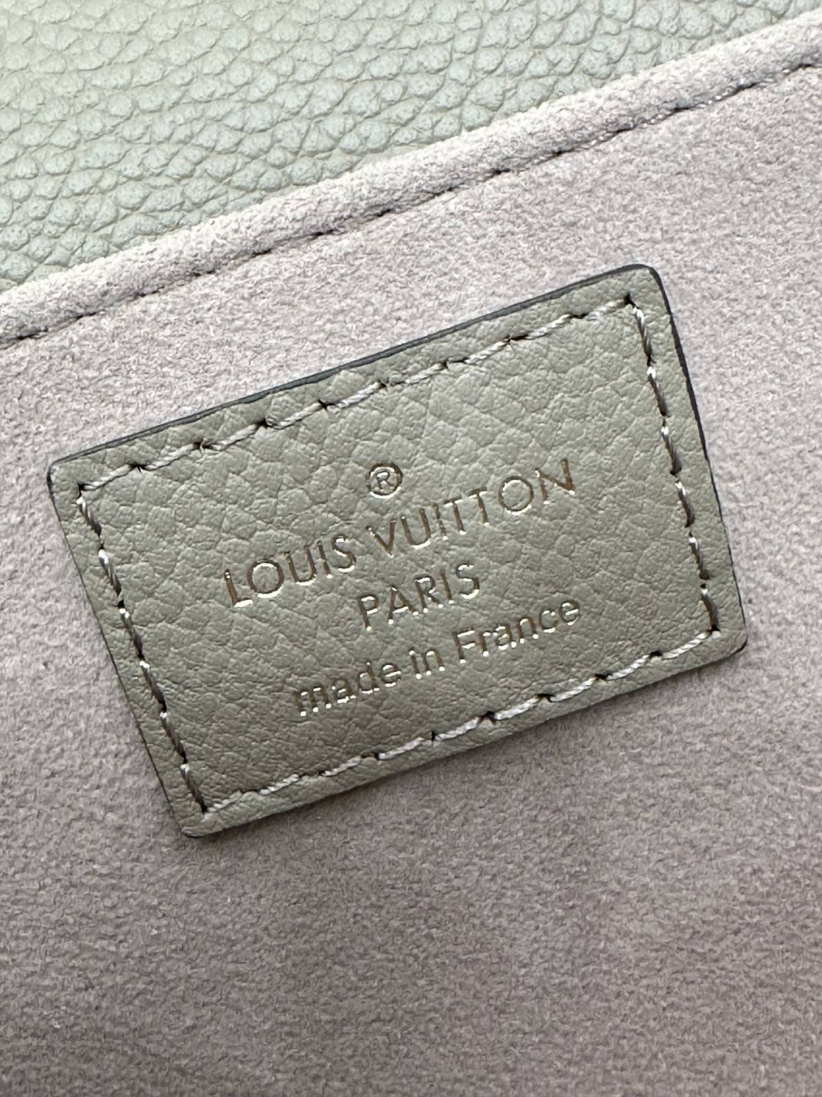 Ellebag’s Expert Replication: Louis Vuitton POCHETTE MÉTIS Metis EAST WEST Handbag (M23081) in Gray Monogram Empreinte Leather-Meilleure qualité de faux sac Louis Vuitton en ligne, réplique de sac de créateur ru