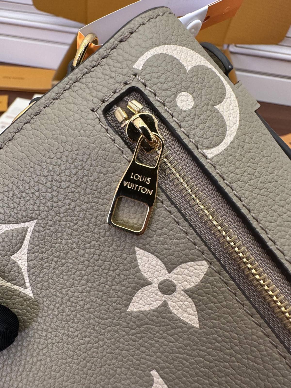 Ellebag’s Expert Replication: Louis Vuitton POCHETTE MÉTIS Metis EAST WEST Handbag (M23081) in Gray Monogram Empreinte Leather-Meilleure qualité de faux sac Louis Vuitton en ligne, réplique de sac de créateur ru