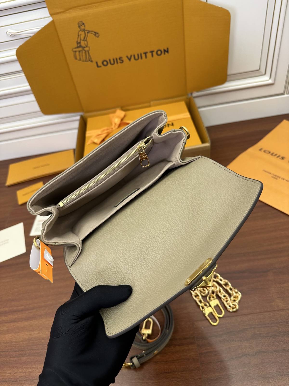 Ellebag’s Expert Replication: Louis Vuitton POCHETTE MÉTIS Metis EAST WEST Handbag (M23081) in Gray Monogram Empreinte Leather-En İyi Kalite Sahte Louis Vuitton Çanta Online Mağazası, Çoğaltma tasarımcı çanta ru