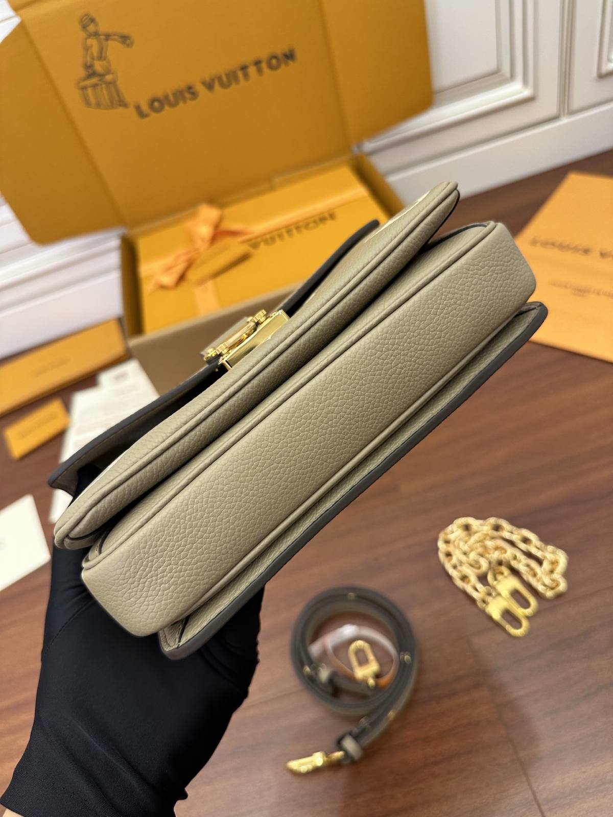 Ellebag’s Expert Replication: Louis Vuitton POCHETTE MÉTIS Metis EAST WEST Handbag (M23081) in Gray Monogram Empreinte Leather-Meilleure qualité de faux sac Louis Vuitton en ligne, réplique de sac de créateur ru