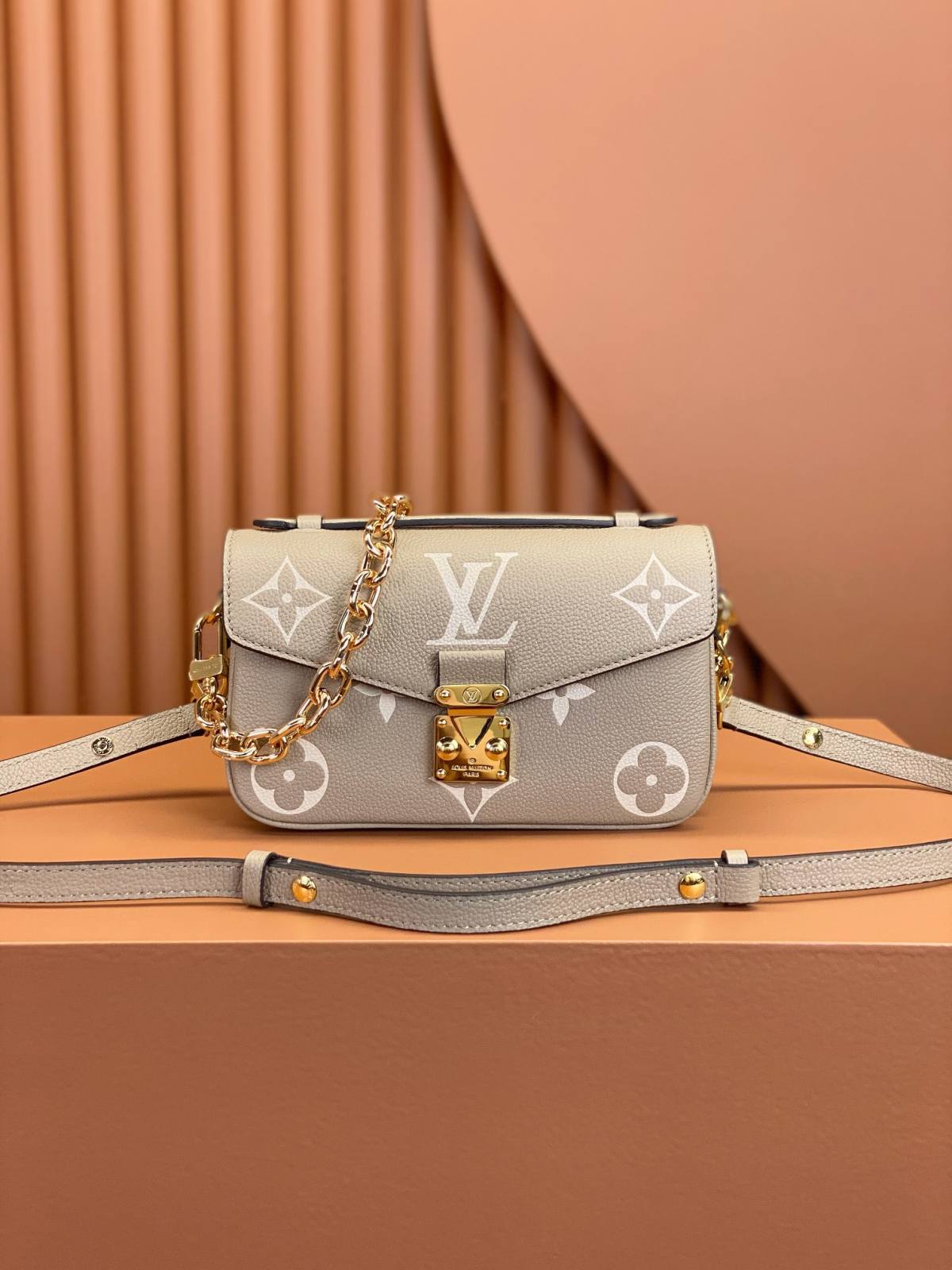 Ellebag’s Expert Replication: Louis Vuitton POCHETTE MÉTIS Metis EAST WEST Handbag (M23081) in Creamy White Monogram Empreinte Leather-Best Quality Replica designer Bag factory in China