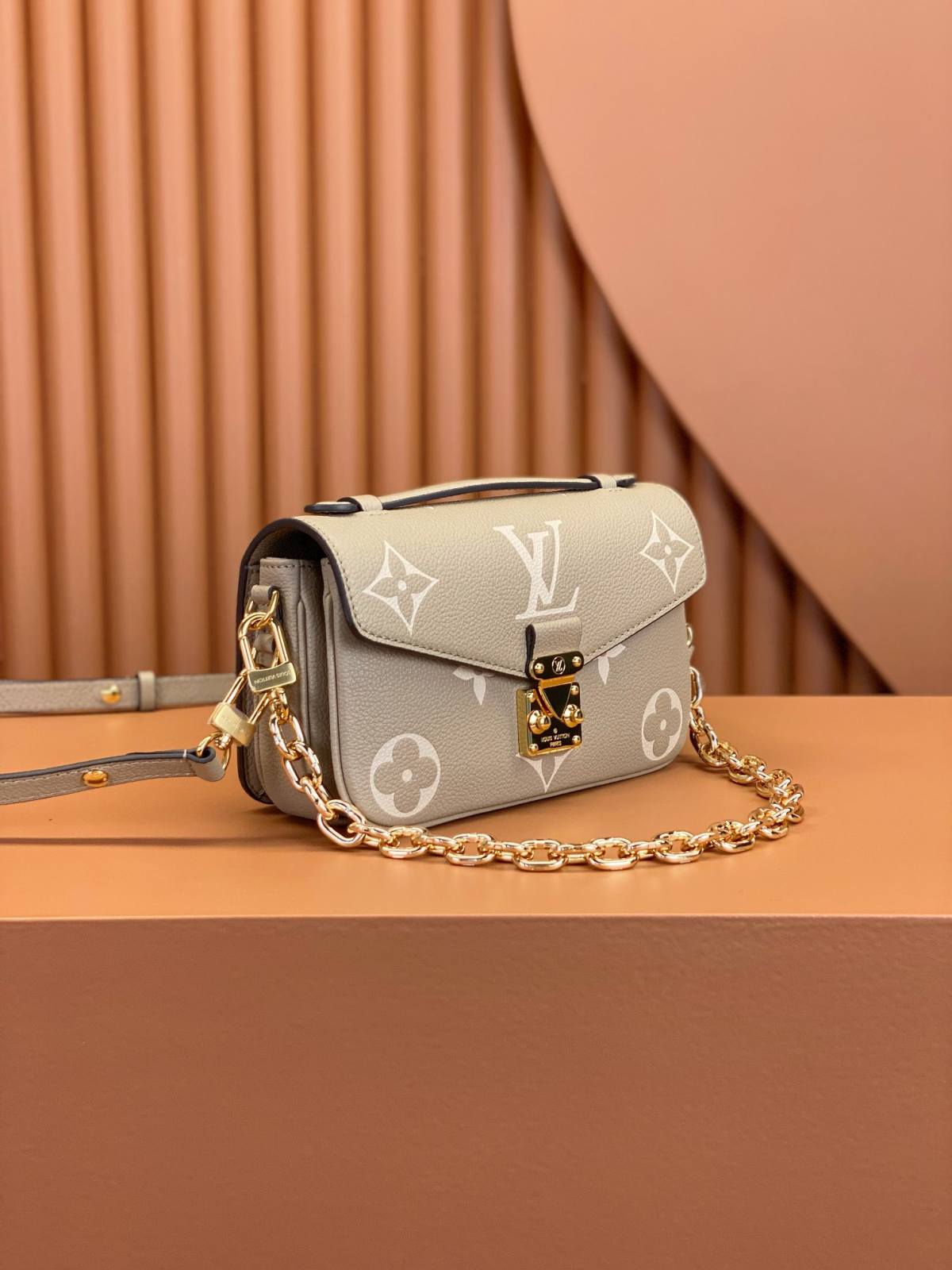 Ellebag’s Expert Replication: Louis Vuitton POCHETTE MÉTIS Metis EAST WEST Handbag (M23081) in Creamy White Monogram Empreinte Leather-Kedai Dalam Talian Beg Louis Vuitton Palsu Kualiti Terbaik, Beg reka bentuk replika ru