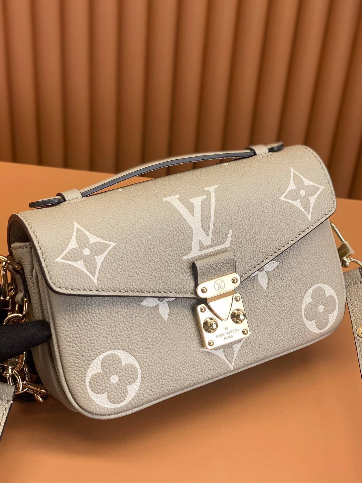 Ellebag’s Expert Replication: Louis Vuitton POCHETTE MÉTIS Metis EAST WEST Handbag (M23081) in Creamy White Monogram Empreinte Leather-Kedai Dalam Talian Beg Louis Vuitton Palsu Kualiti Terbaik, Beg reka bentuk replika ru