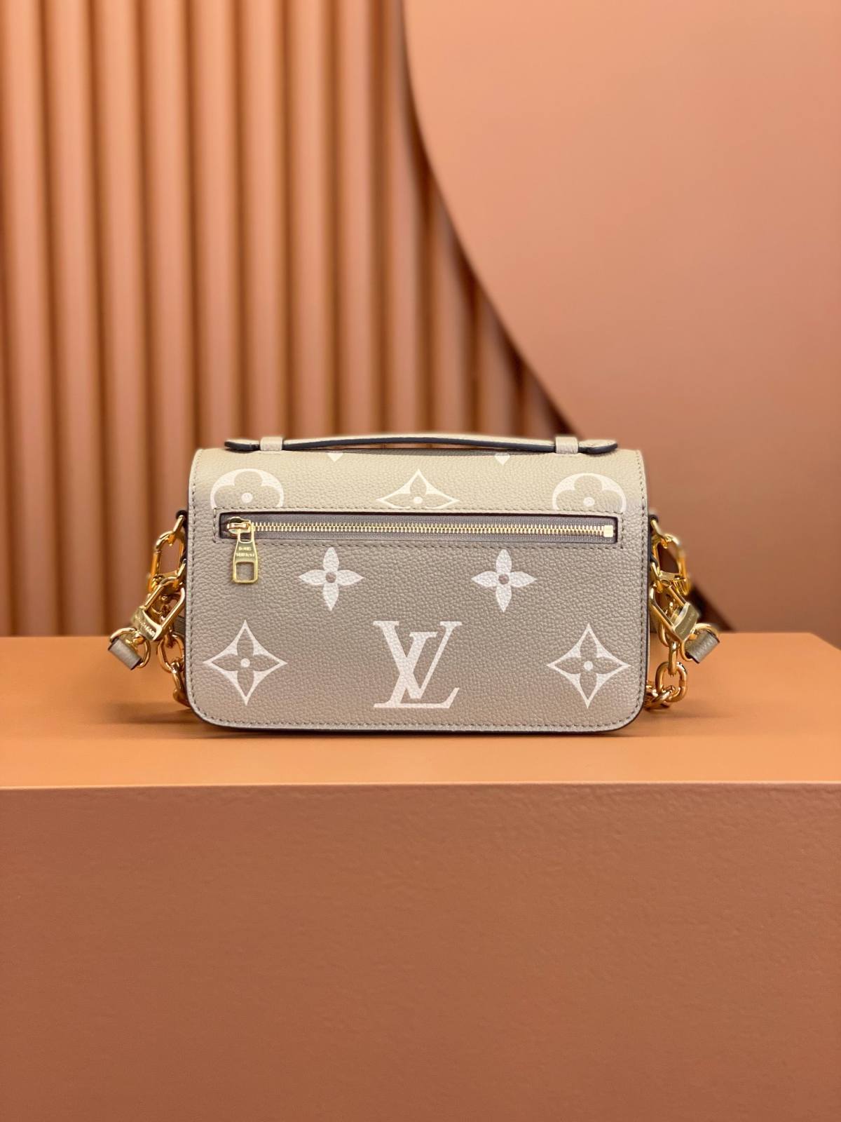 Ellebag’s Expert Replication: Louis Vuitton POCHETTE MÉTIS Metis EAST WEST Handbag (M23081) in Creamy White Monogram Empreinte Leather-Umgangatho ogqwesileyo woMgangatho weFake weLouis Vuitton kwiVenkile ye-Intanethi, ibhegi yomyili weReplica ru