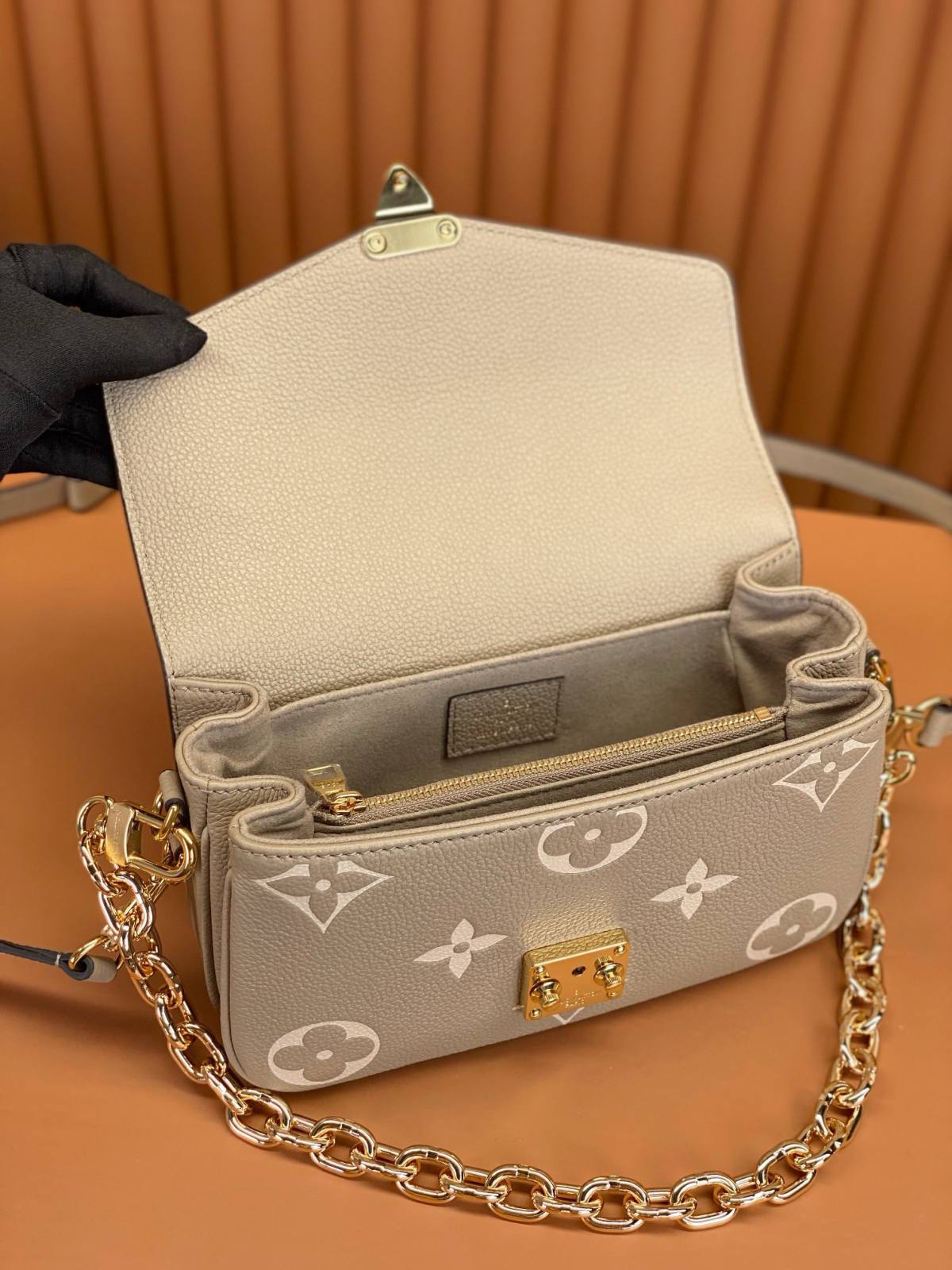 Ellebag’s Expert Replication: Louis Vuitton POCHETTE MÉTIS Metis EAST WEST Handbag (M23081) in Creamy White Monogram Empreinte Leather-Best Quality Replica designer Bag factory in China