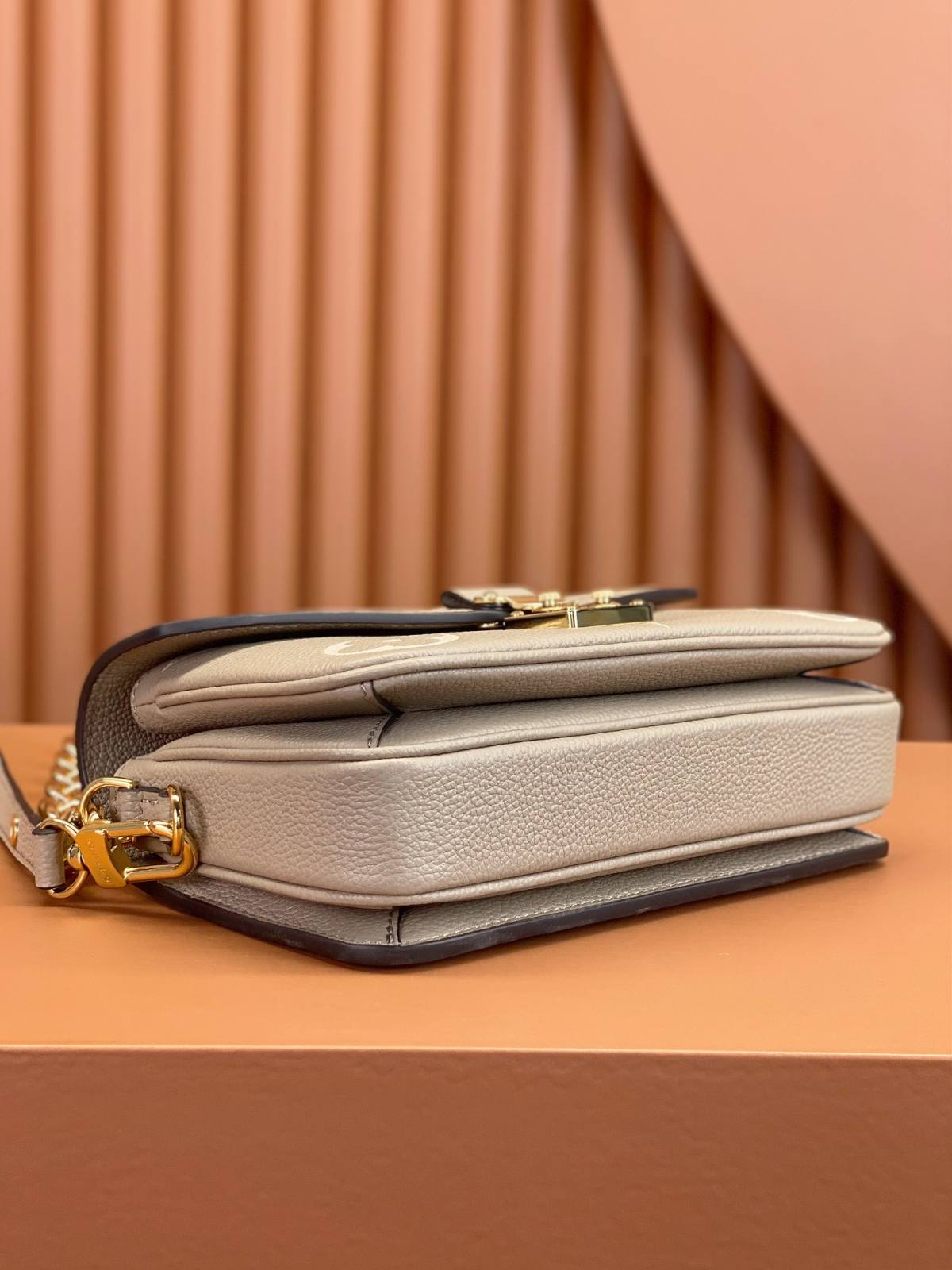 Ellebag’s Expert Replication: Louis Vuitton POCHETTE MÉTIS Metis EAST WEST Handbag (M23081) in Creamy White Monogram Empreinte Leather-最高品質の偽のルイヴィトンバッグオンラインストア、レプリカデザイナーバッグru