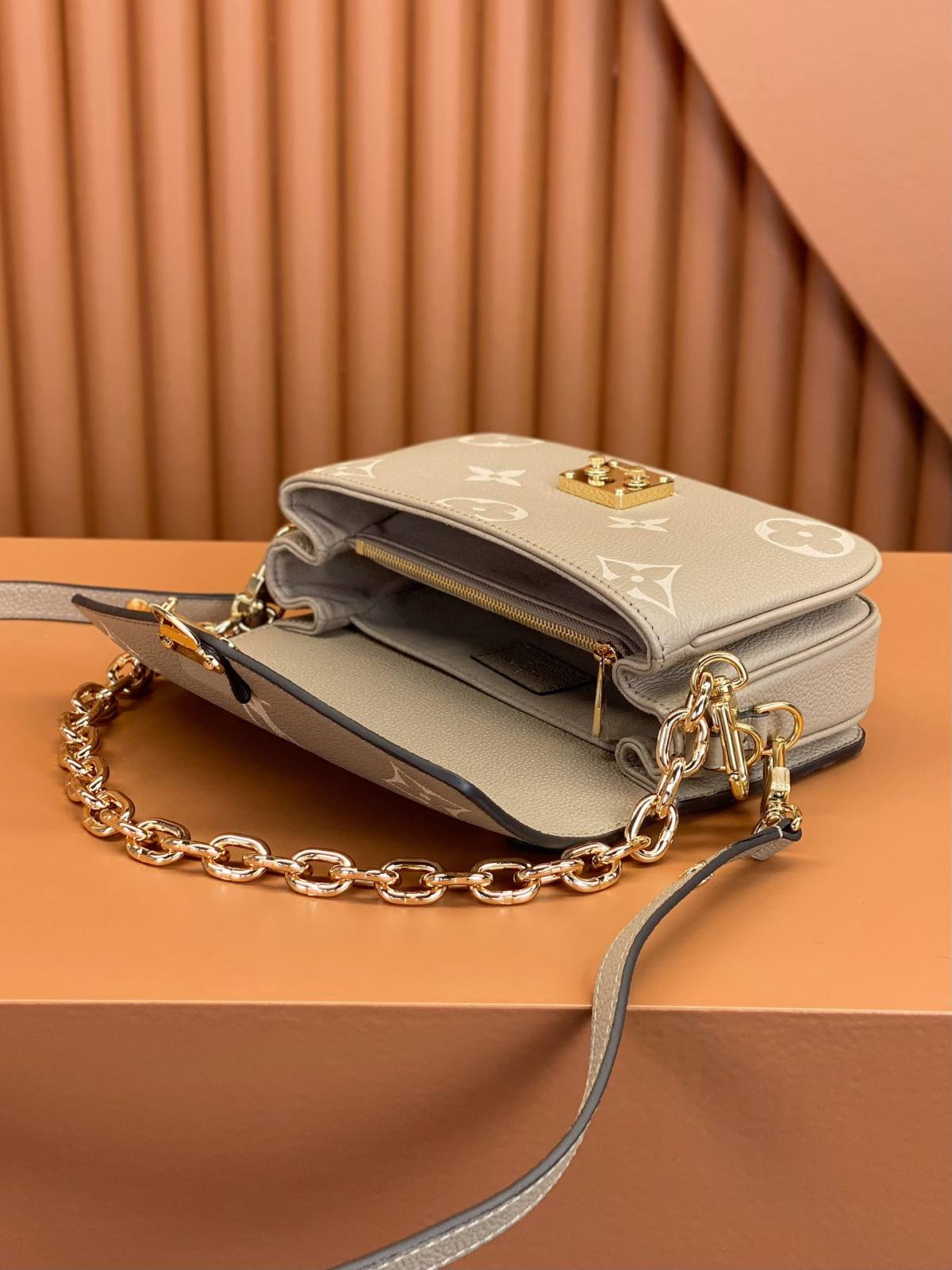 Ellebag’s Expert Replication: Louis Vuitton POCHETTE MÉTIS Metis EAST WEST Handbag (M23081) in Creamy White Monogram Empreinte Leather-အရည်အသွေးအကောင်းဆုံးအတု Louis Vuitton Bag အွန်လိုင်းစတိုး၊ ပုံစံတူဒီဇိုင်နာအိတ် ru