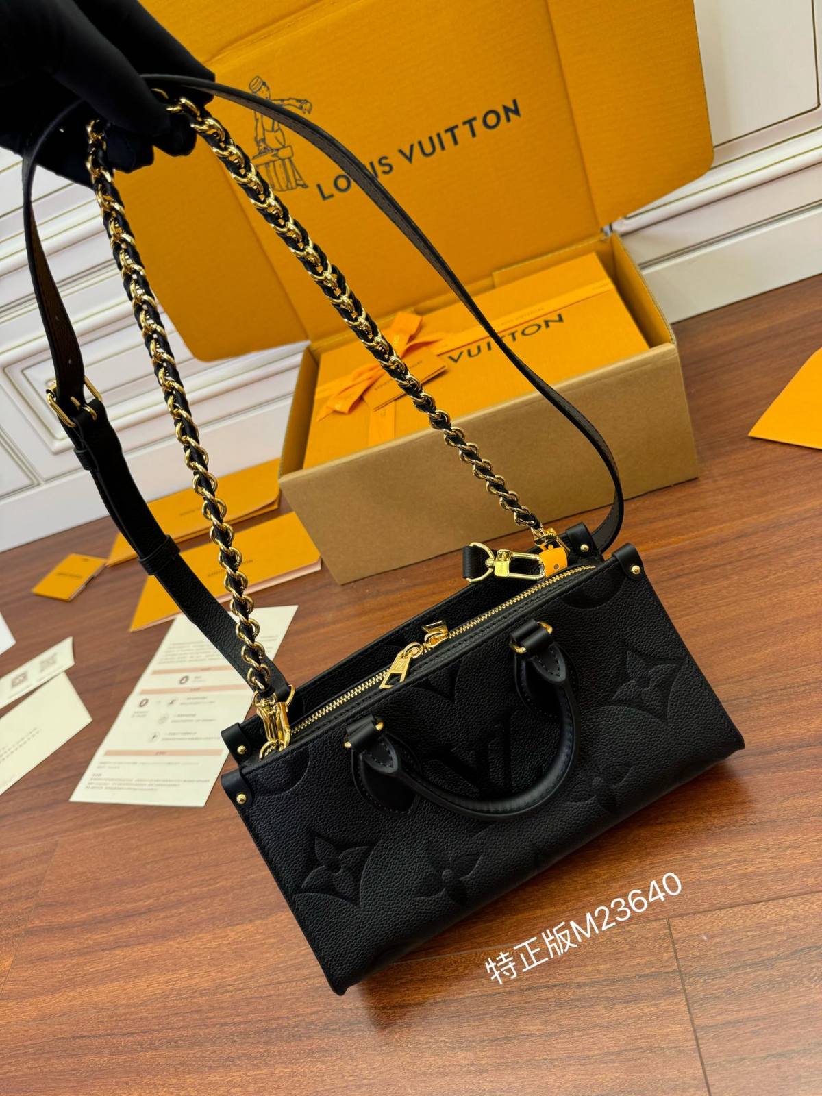 Ellebag’s Expert Replication: Louis Vuitton ONTHEGO EAST WEST Handbag (M23640) in Black-Legjobb minőségű hamis Louis Vuitton táska online áruház, replika designer táska ru