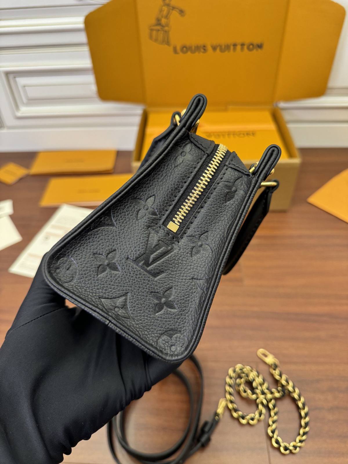 Ellebag’s Expert Replication: Louis Vuitton ONTHEGO EAST WEST Handbag (M23640) in Black-Шилдэг чанарын хуурамч Louis Vuitton цүнх онлайн дэлгүүр, Replica дизайнер цүнх ru