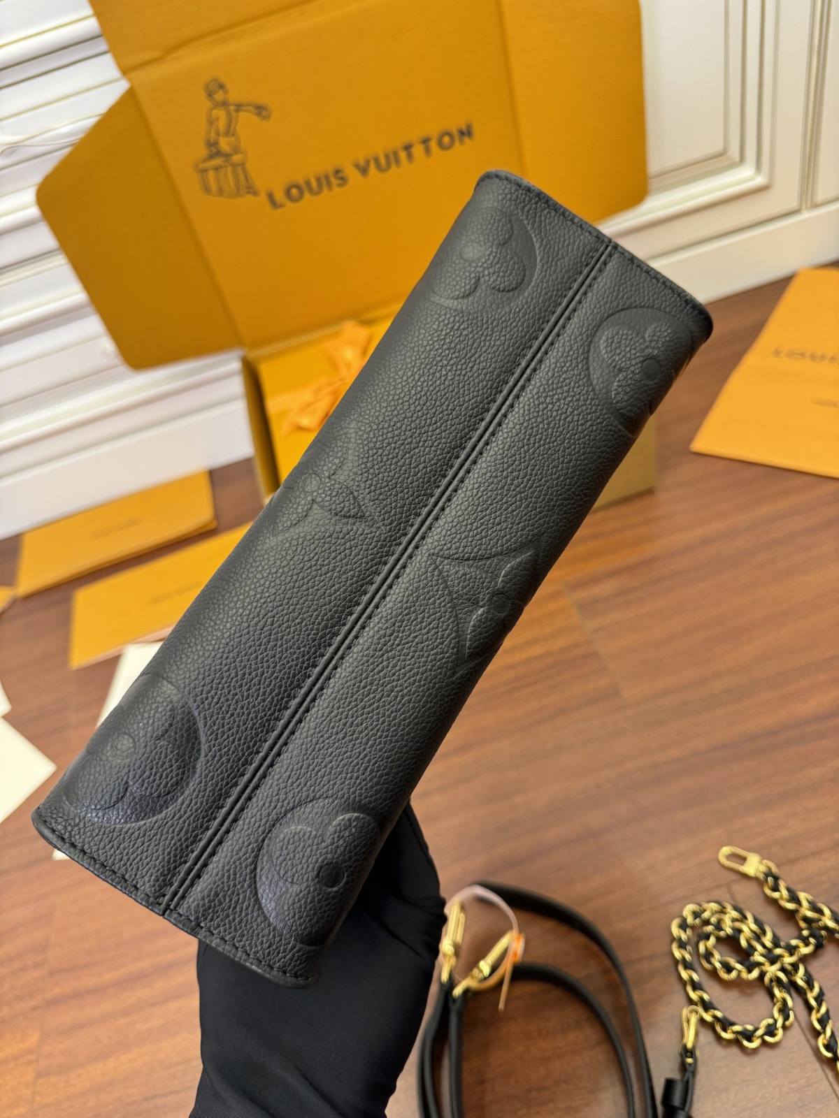 Ellebag’s Expert Replication: Louis Vuitton ONTHEGO EAST WEST Handbag (M23640) in Black-Duka la Mtandaoni la Begi Bandia ya Louis Vuitton ya Ubora, Begi la wabuni wa Replica ru