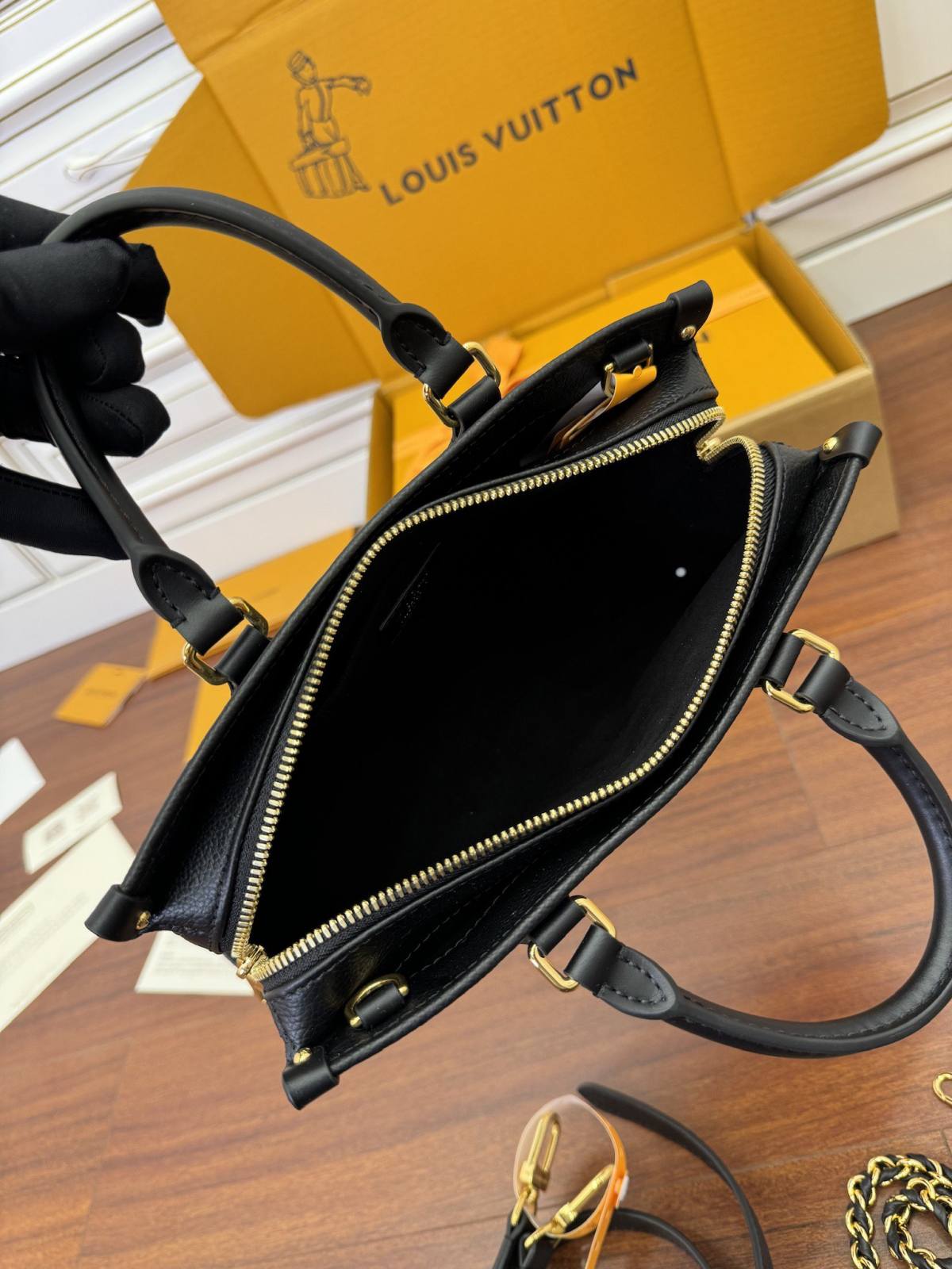 Ellebag’s Expert Replication: Louis Vuitton ONTHEGO EAST WEST Handbag (M23640) in Black-בעסטער קוואַליטעט שווינדל לוי ווויטטאָן באַג אָנליין קראָם, רעפּליקע דיזיינער זעקל רו