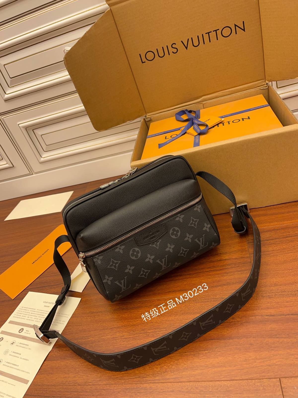 Ellebag’s Expert Replication: Louis Vuitton M30233 Monogram Eclipse Black OUTDOOR Messenger Bag-Tayada ugu Fiican ee Louis Vuitton Boorsada Online Store, Bac naqshadeeye nuqul ah