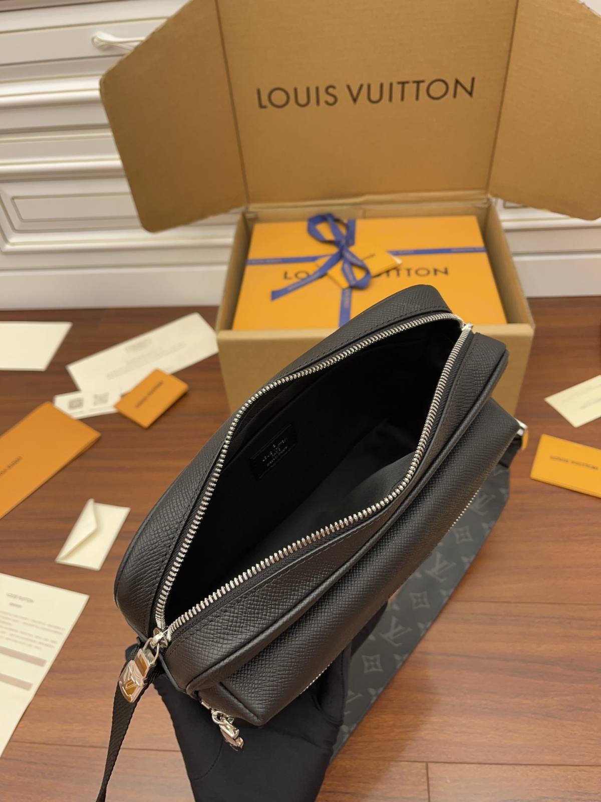 Ellebag’s Expert Replication: Louis Vuitton M30233 Monogram Eclipse Black OUTDOOR Messenger Bag-Tayada ugu Fiican ee Louis Vuitton Boorsada Online Store, Bac naqshadeeye nuqul ah