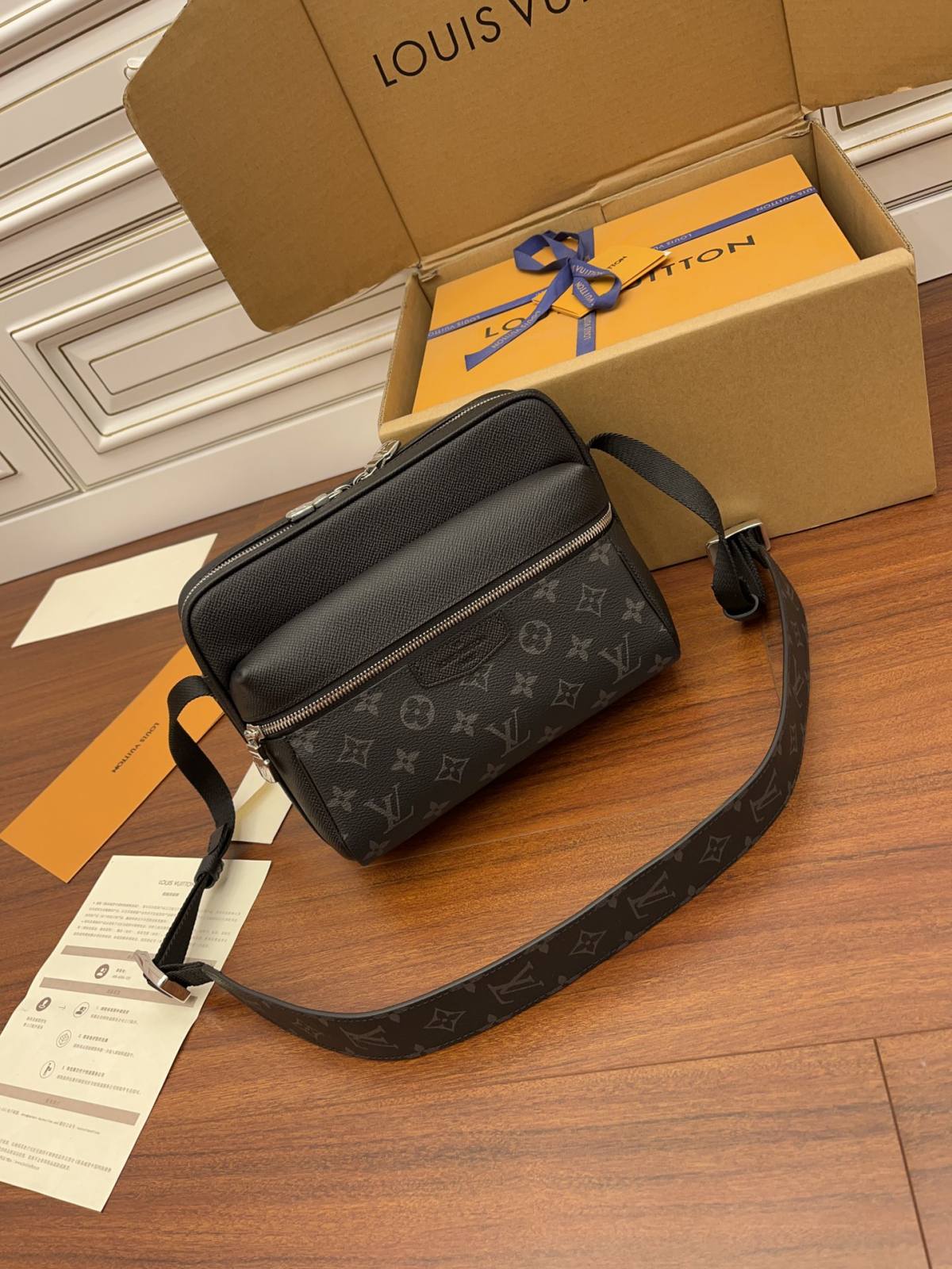 Ellebag’s Expert Replication: Louis Vuitton M30233 Monogram Eclipse Black OUTDOOR Messenger Bag-Paras laatu väärennetty Louis Vuitton laukku verkkokauppa, replika suunnittelija laukku ru