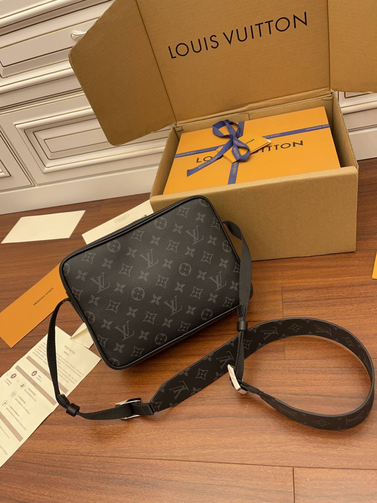 Ellebag’s Expert Replication: Louis Vuitton M30233 Monogram Eclipse Black OUTDOOR Messenger Bag-Tayada ugu Fiican ee Louis Vuitton Boorsada Online Store, Bac naqshadeeye nuqul ah