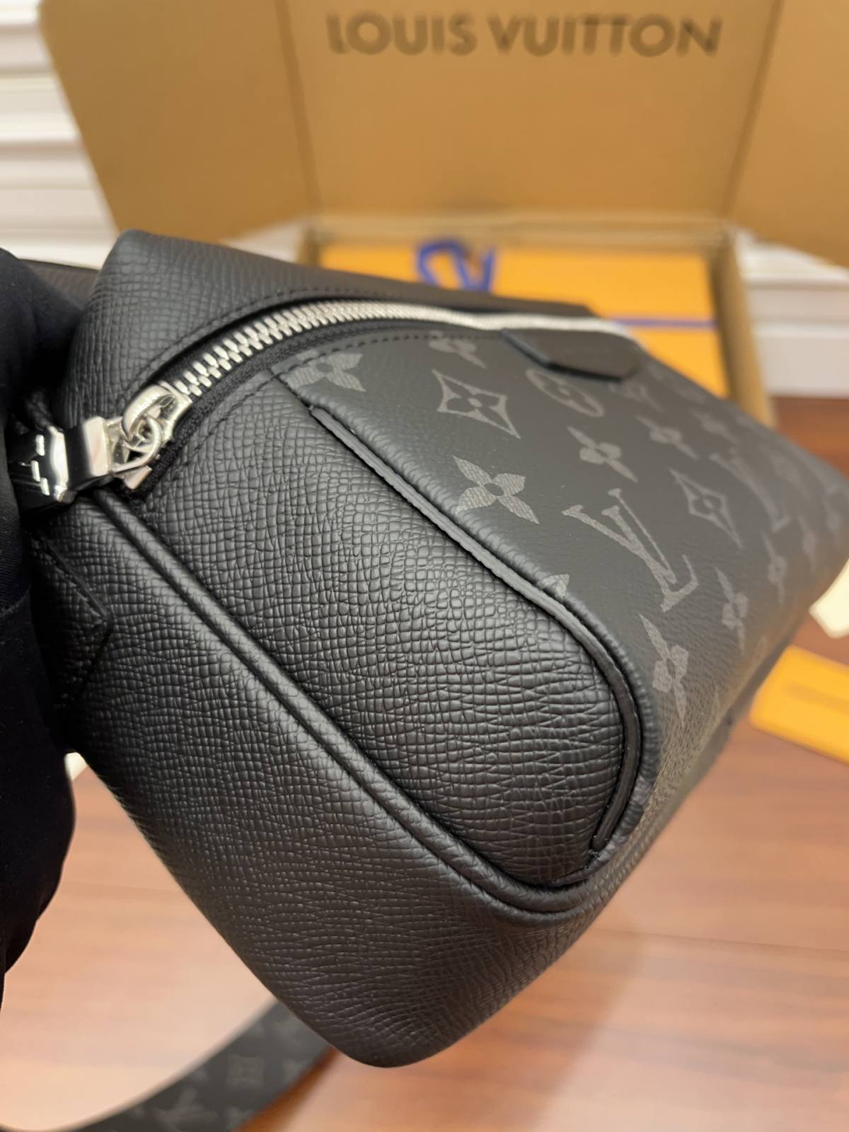 Ellebag’s Expert Replication: Louis Vuitton M30233 Monogram Eclipse Black OUTDOOR Messenger Bag-Tulaga sili ona lelei Fake Louis Vuitton Bag Faleoloa i luga ole laiga, Replica designer bag ru