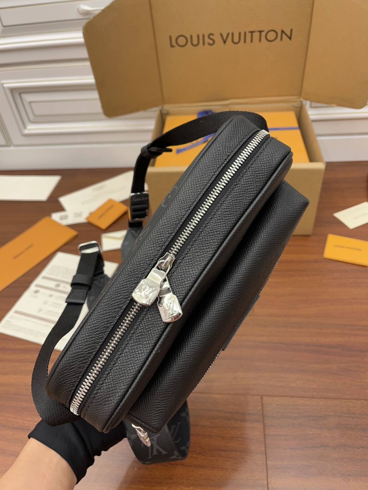 Ellebag’s Expert Replication: Louis Vuitton M30233 Monogram Eclipse Black OUTDOOR Messenger Bag-Paras laatu väärennetty Louis Vuitton laukku verkkokauppa, replika suunnittelija laukku ru