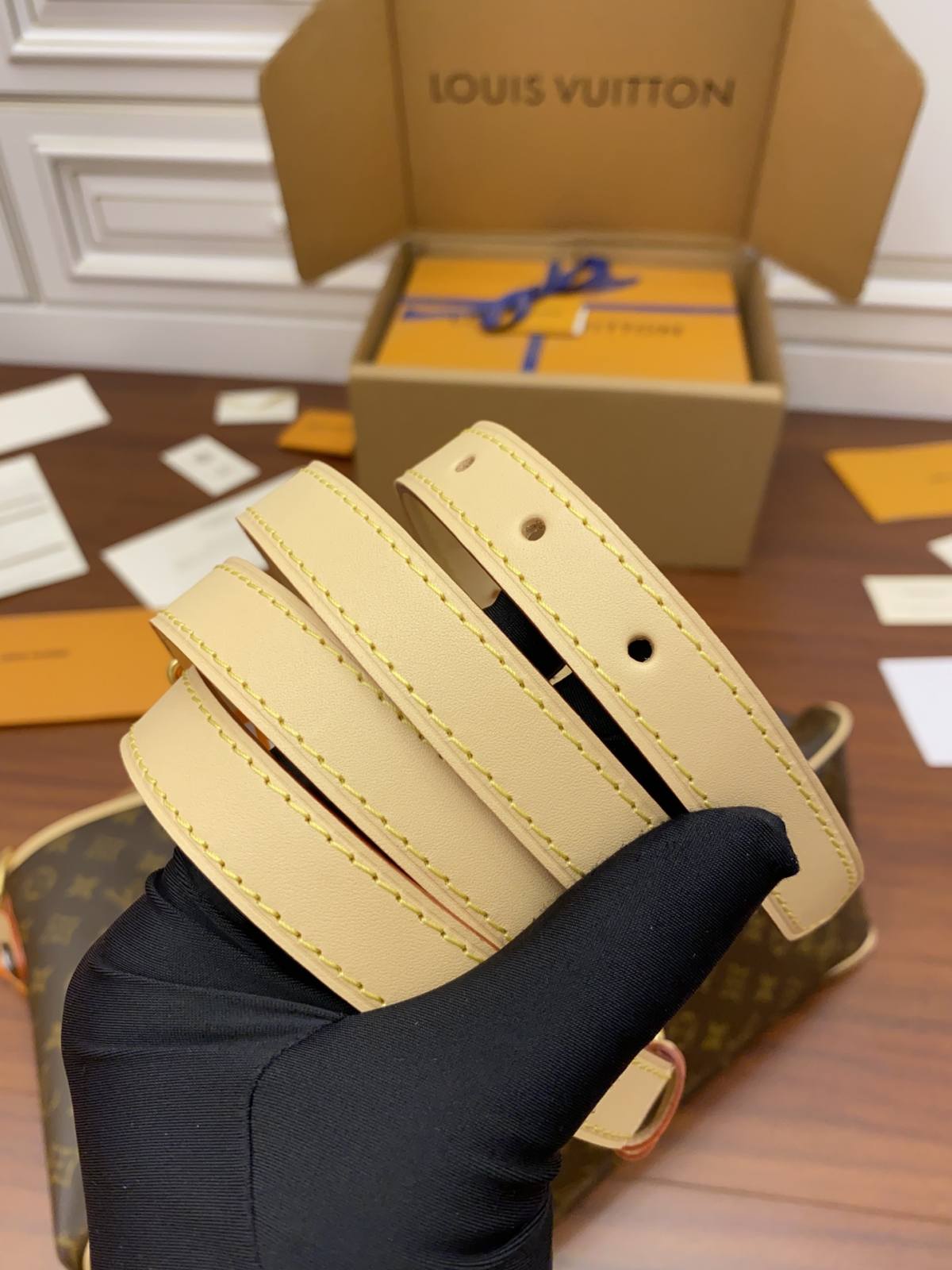 Ellebag’s Expert Replication: Louis Vuitton GRACEFUL Bag (M40353) in Monogram-Umgangatho ogqwesileyo woMgangatho weFake weLouis Vuitton kwiVenkile ye-Intanethi, ibhegi yomyili weReplica ru