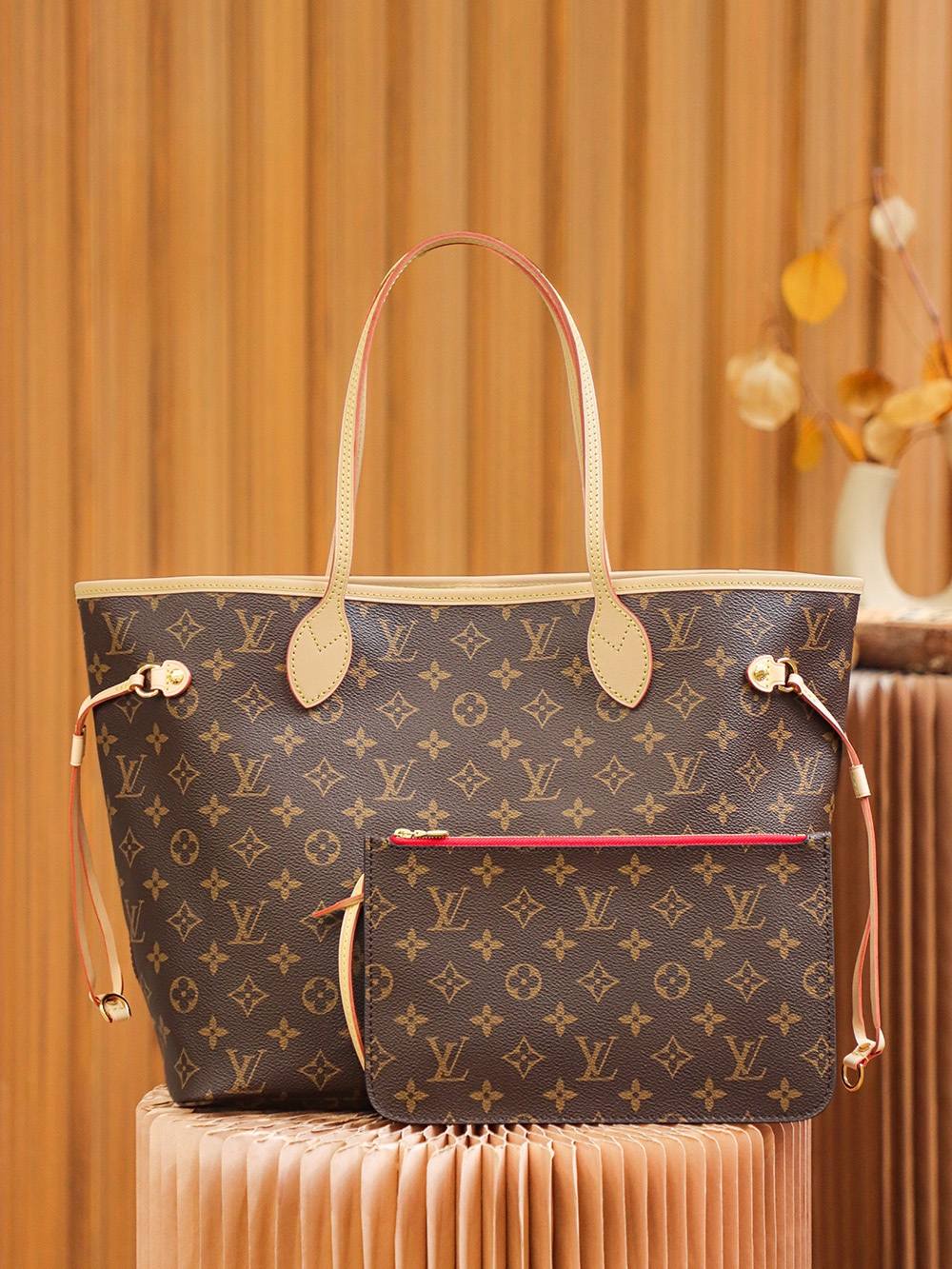 Ellebag’s Expert Replication: Louis Vuitton NEVERFULL Medium Handbag (M41177) with Monogram/Red Interior-Negozio in linea della borsa falsa di Louis Vuitton di migliore qualità, borsa del progettista della replica ru