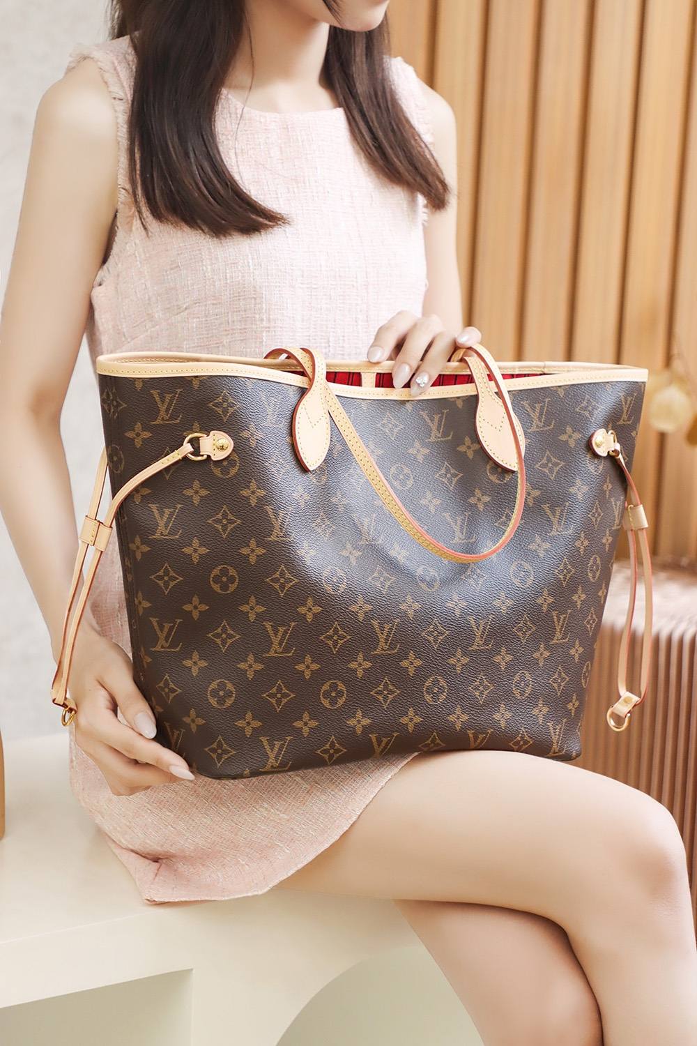 Ellebag’s Expert Replication: Louis Vuitton NEVERFULL Medium Handbag (M41177) with Monogram/Red Interior-Dyqani në internet i çantave të rreme Louis Vuitton me cilësi më të mirë, çanta modeli kopje ru