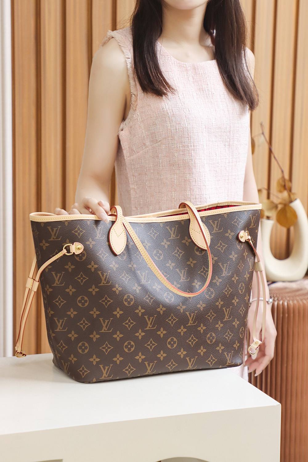 Ellebag’s Expert Replication: Louis Vuitton NEVERFULL Medium Handbag (M41177) with Monogram/Red Interior-ຄຸນະພາບທີ່ດີທີ່ສຸດ Fake Louis Vuitton Bag Online Store, Replica designer bag ru