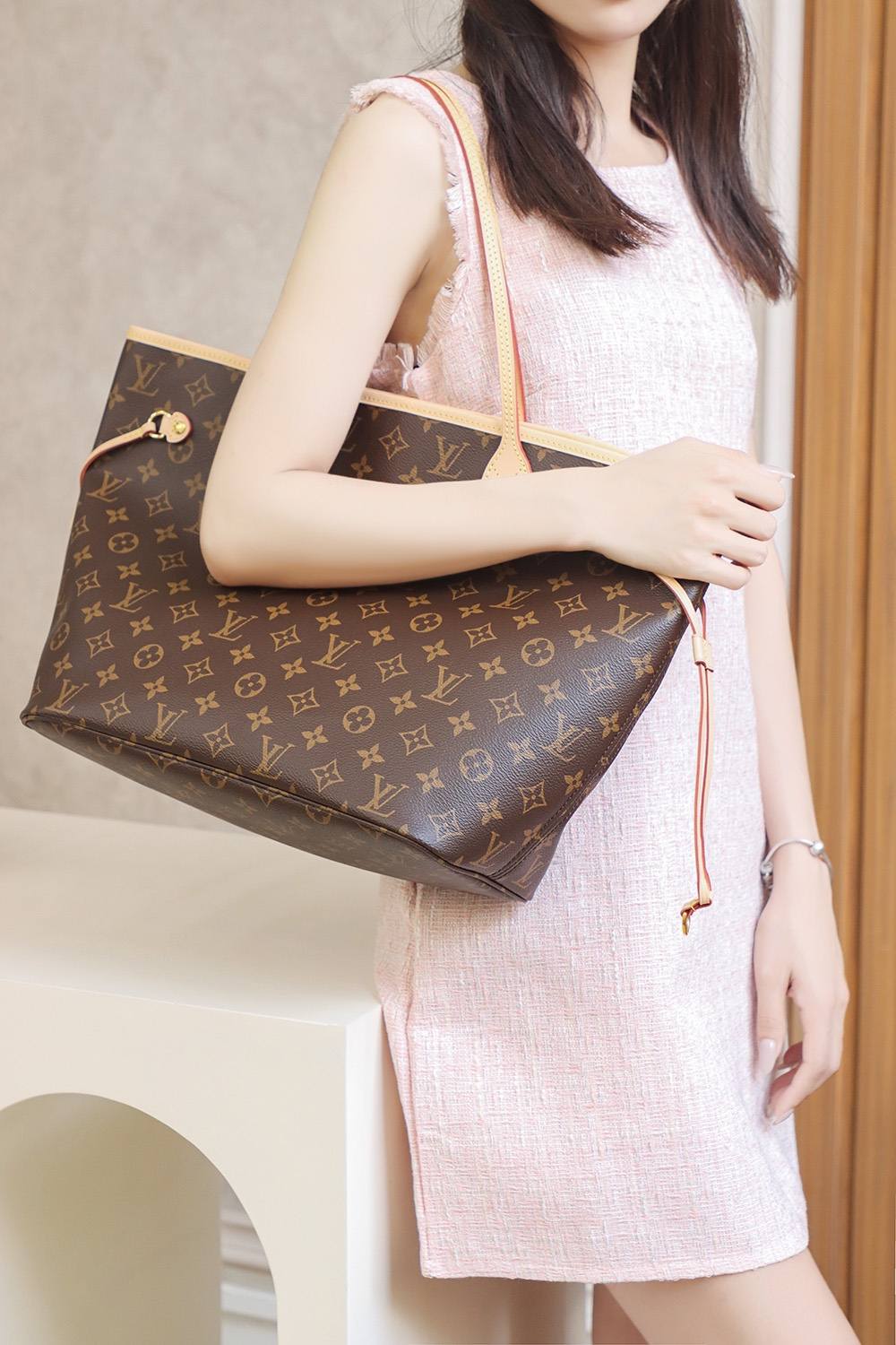 Ellebag’s Expert Replication: Louis Vuitton NEVERFULL Medium Handbag (M41177) with Monogram/Red Interior-בעסטער קוואַליטעט שווינדל לוי ווויטטאָן באַג אָנליין קראָם, רעפּליקע דיזיינער זעקל רו