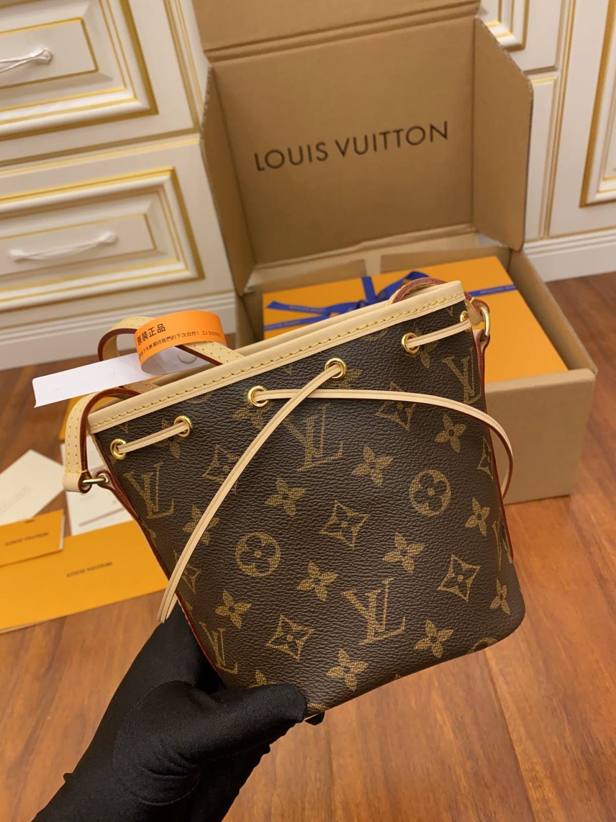 Ellebag’s Expert Replication: Louis Vuitton NANO NOE Handbag (M41346) in Classic Monogram-Labākās kvalitātes viltotās Louis Vuitton somas tiešsaistes veikals, dizaineru somas kopija ru