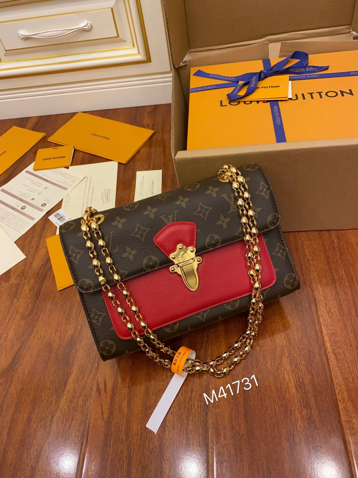 Ellebag’s Expert Replication: Louis Vuitton VICTOIRE Handbag (M41731) Monogram Red-Dyqani në internet i çantave të rreme Louis Vuitton me cilësi më të mirë, çanta modeli kopje ru