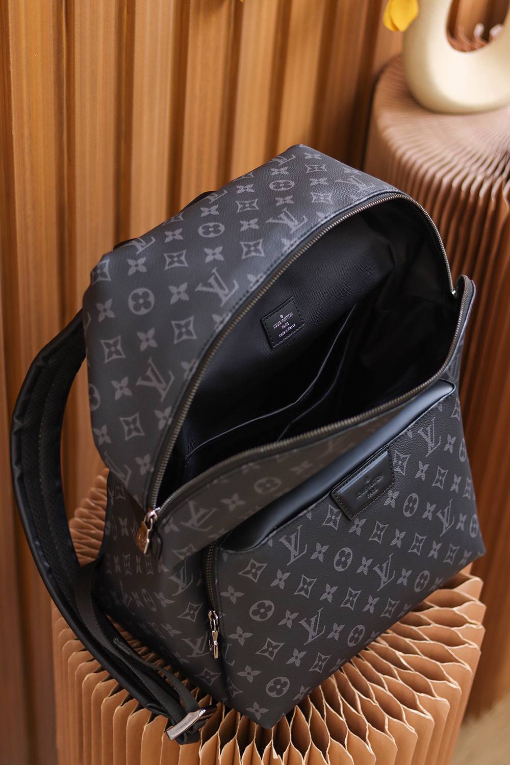 Ellebag’s Expert Replication: Louis Vuitton Discovery Apollo Backpack (M43186) Soft Monogram Eclipse Black-Best Quality Fake Louis Vuitton Bag Nettbutikk, Replica designer bag ru