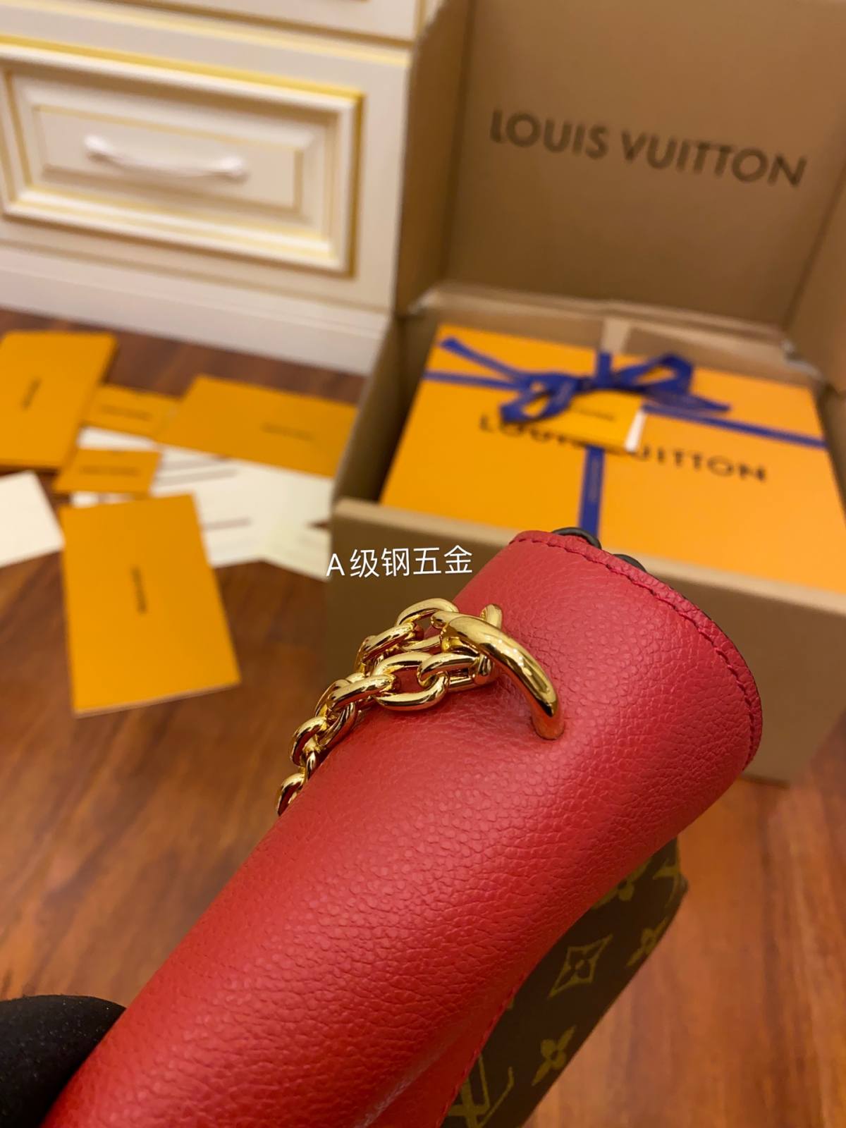 Ellebag’s Expert Replication: Louis Vuitton Saint Placide Chain Crossbody Bag (M43713)-Bedste kvalitet Fake Louis Vuitton Bag Online Store, Replica designer bag ru