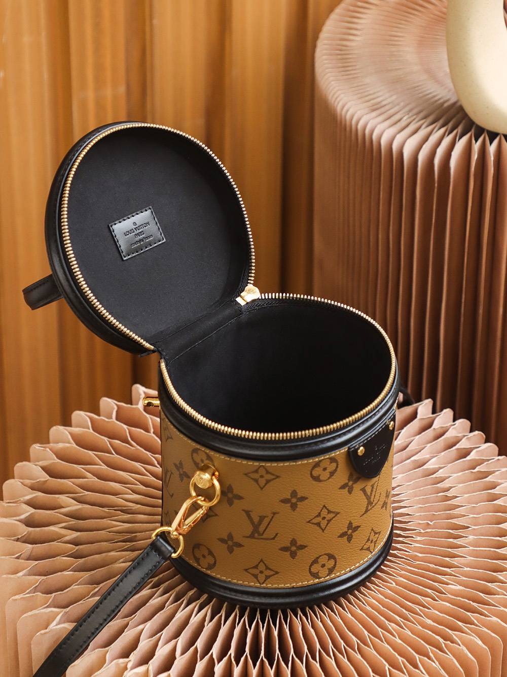 Ellebag’s Expert Replication: Louis Vuitton Cannes Handbag (M43986) Monogram-Legjobb minőségű hamis Louis Vuitton táska online áruház, replika designer táska ru