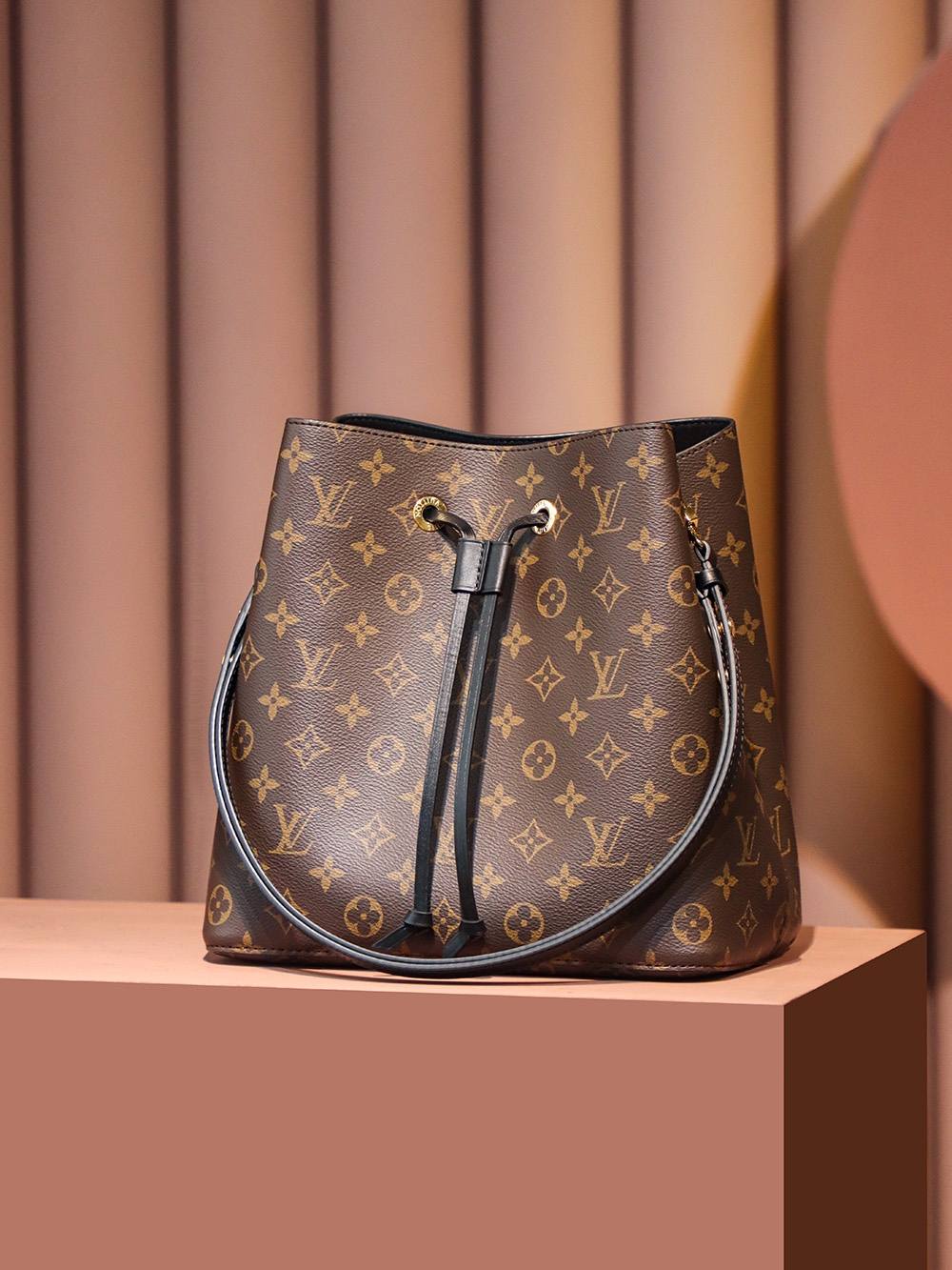 Ellebag’s Expert Replication: Louis Vuitton NeoNoe Bucket Bag in Black (M44020) Monogram-Magazin online de geanți Louis Vuitton fals de cea mai bună calitate, geantă de designer replica ru