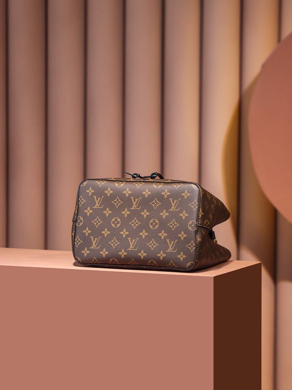 Ellebag’s Expert Replication: Louis Vuitton NeoNoe Bucket Bag in Black (M44020) Monogram-بهترين معيار جي جعلي لوئس ويٽون بيگ آن لائين اسٽور، ريپليڪا ڊيزائنر بيگ ru