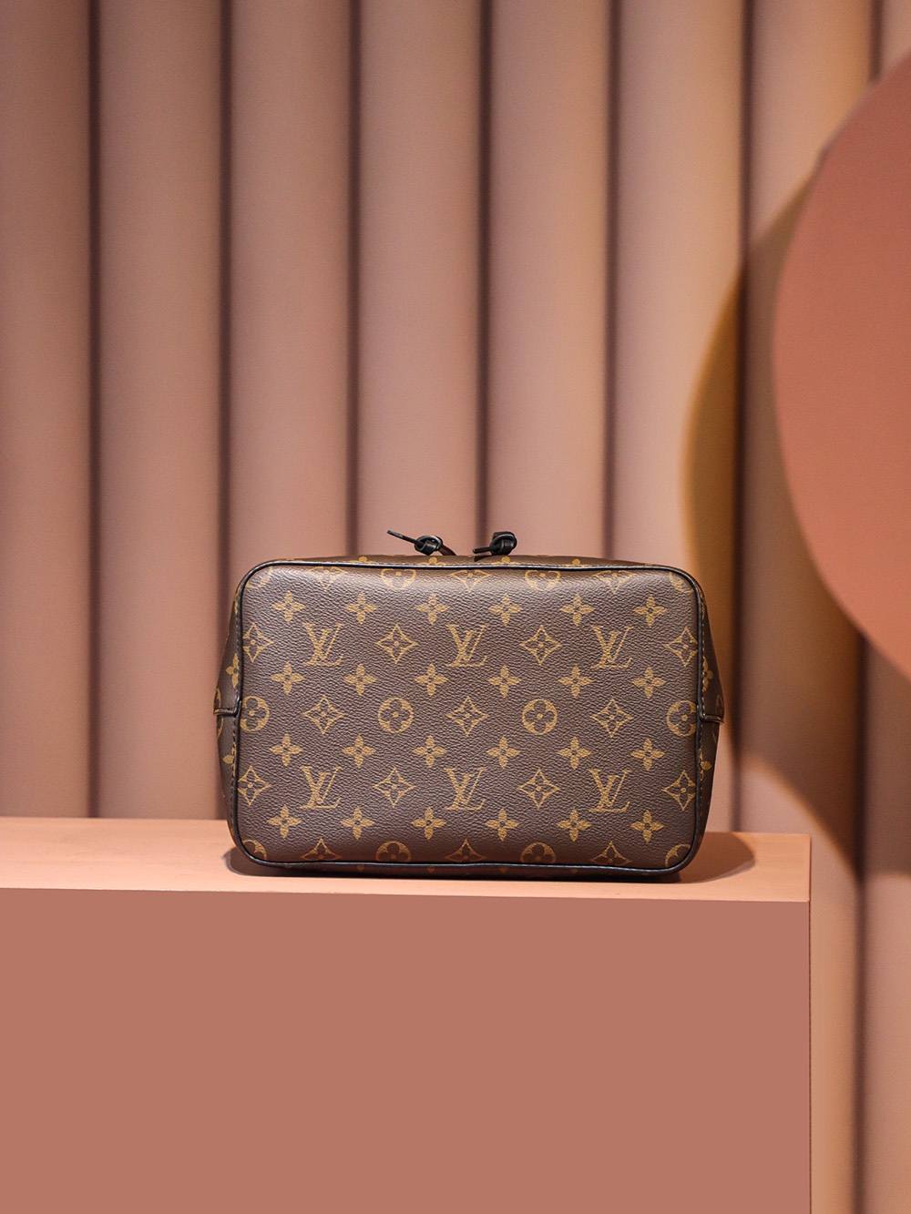 Ellebag’s Expert Replication: Louis Vuitton NeoNoe Bucket Bag in Black (M44020) Monogram-Tulaga sili ona lelei Fake Louis Vuitton Bag Faleoloa i luga ole laiga, Replica designer bag ru