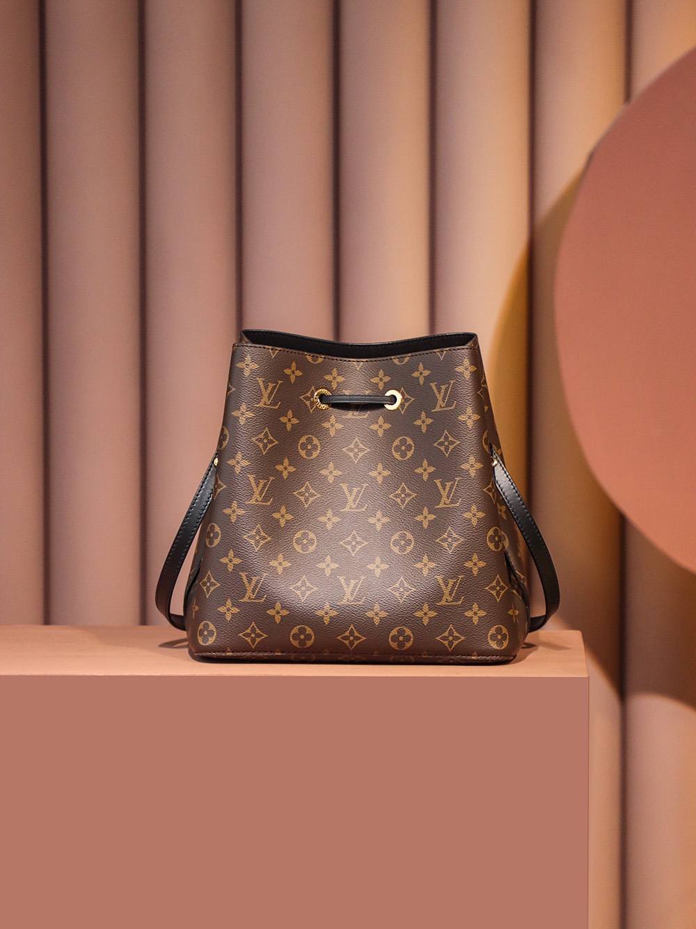 Ellebag’s Expert Replication: Louis Vuitton NeoNoe Bucket Bag in Black (M44020) Monogram-Beste kwaliteit nep Louis Vuitton tas online winkel, replica designer tas ru